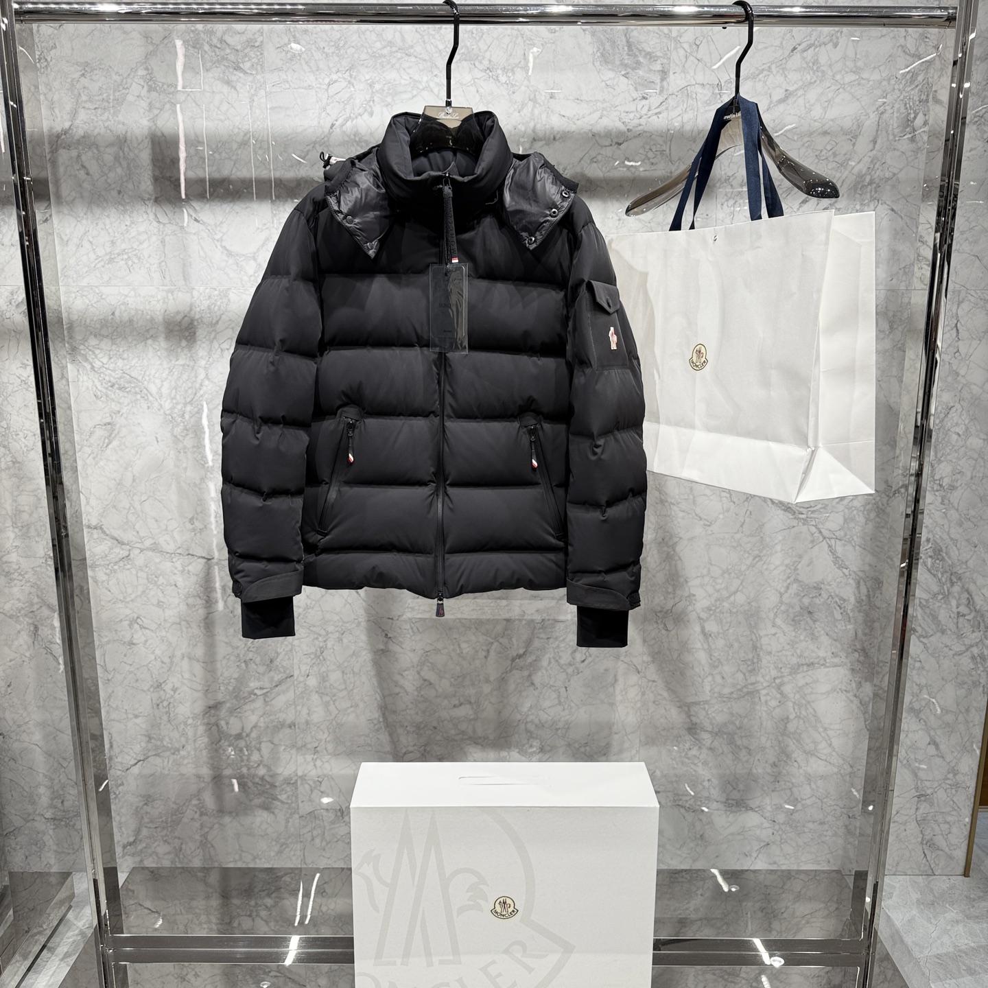 NO:652763,Style number 9002 25 autumn and winter new products released, Mongoose ski series down is shipped, original purchase, all fabrics and accessories are original molded, filled with new national standard 95 white duck down, all details are perfectly restored, no pressure on the entry and exit cabinets 1-5 sizes,, Moncler, down jacket, alexander wang19860909款号9002 25秋冬新品发布,蒙口滑雪系列羽绒出货,原版购入,全部面料及辅料原版开模,内里填充新国标95白鸭绒,全部细节完美还原,出入柜上无压力1-5码,,Moncler,down jacket,alexander wang,Men's clothing