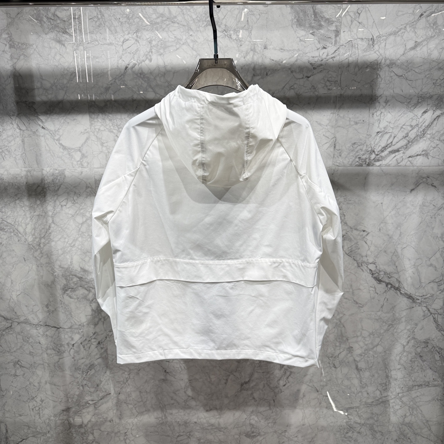 款号225126春夏新品发布，路易新款连帽款夹克出货，面料定制股感化纤，全部辅料原版开模，质感超强，48