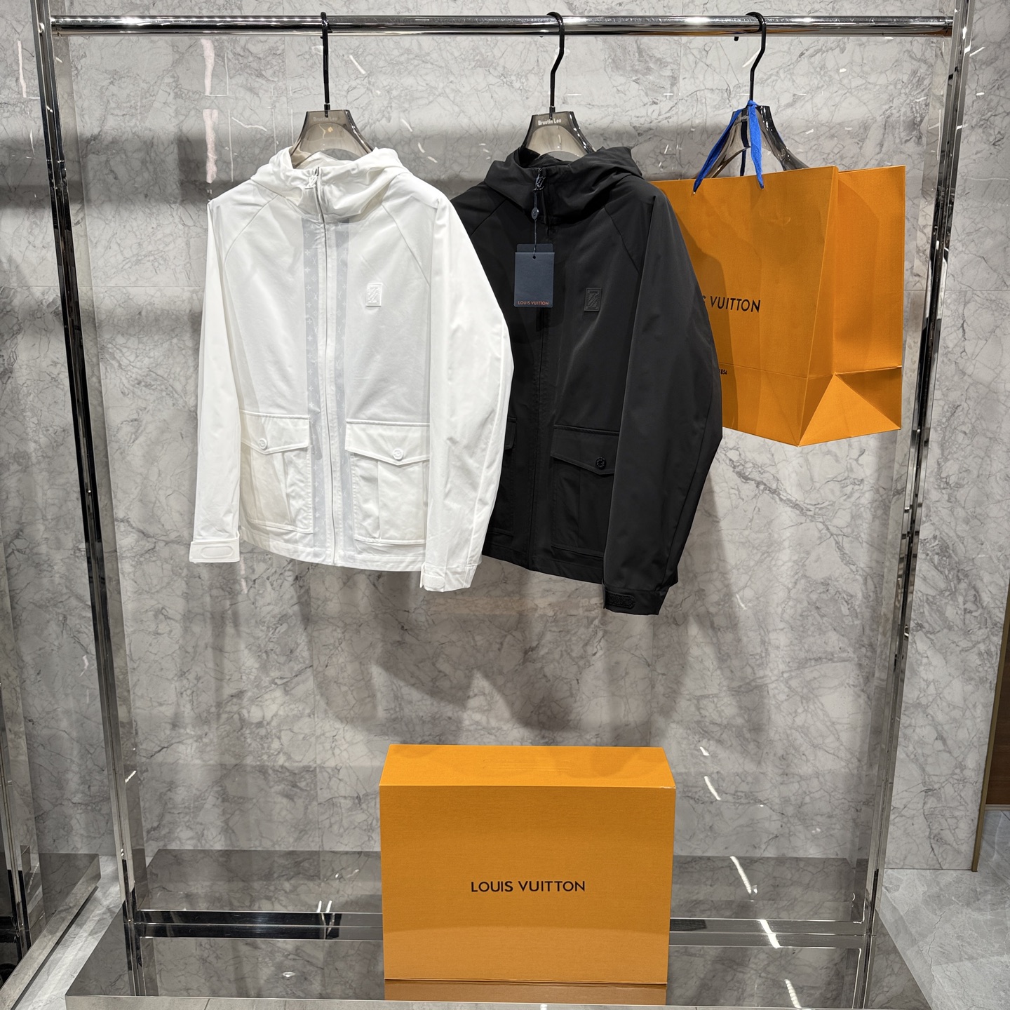 款号225126春夏新品发布，路易新款连帽款夹克出货，面料定制股感化纤，全部辅料原版开模，质感超强，48
