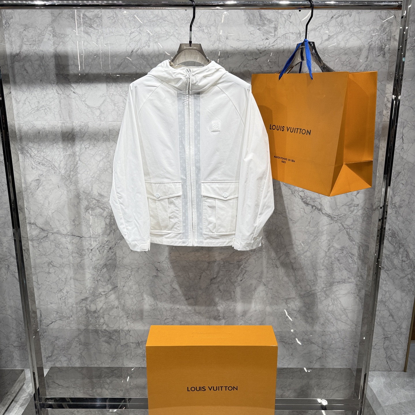 款号225126春夏新品发布，路易新款连帽款夹克出货，面料定制股感化纤，全部辅料原版开模，质感超强，48