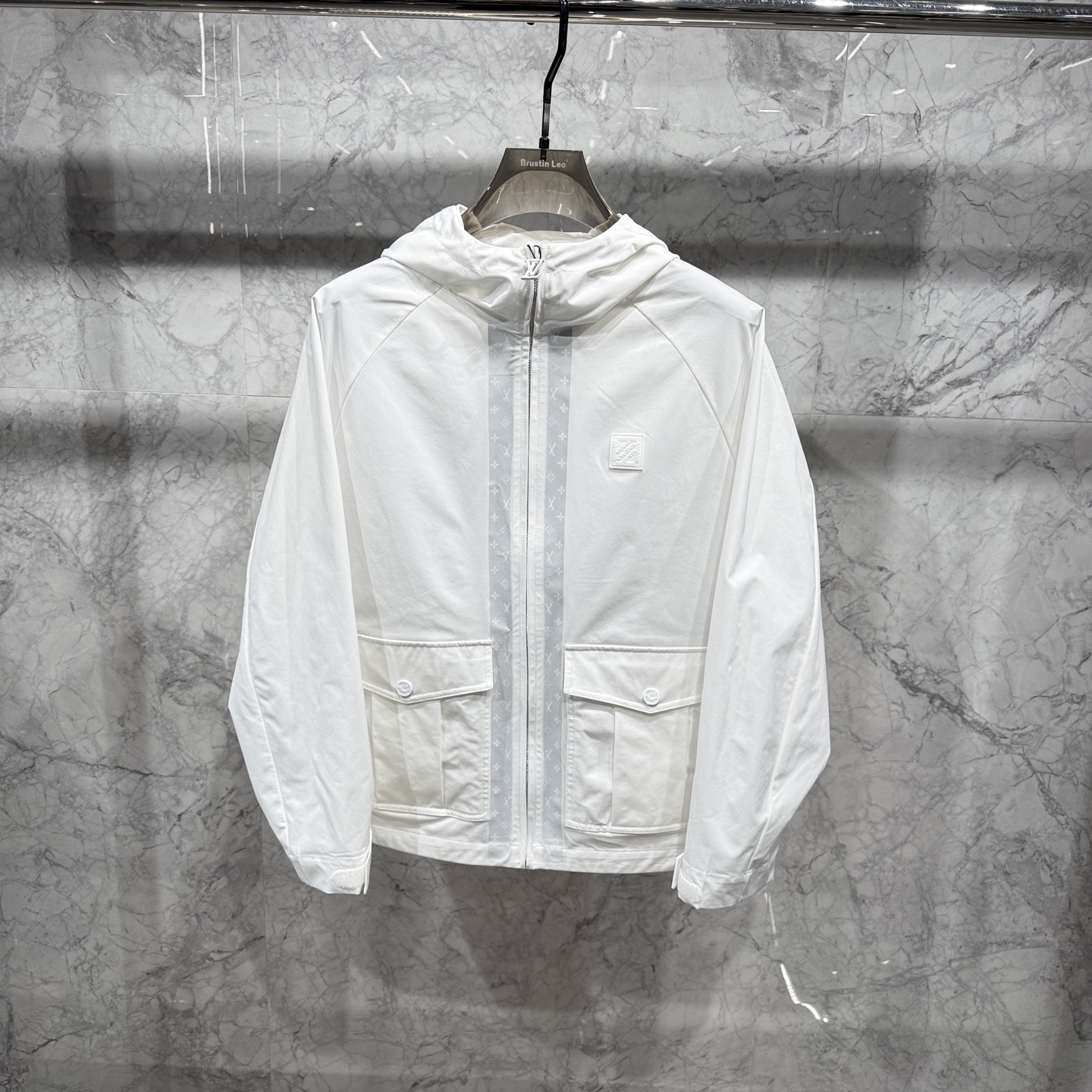款号225126春夏新品发布，路易新款连帽款夹克出货，面料定制股感化纤，全部辅料原版开模，质感超强，48