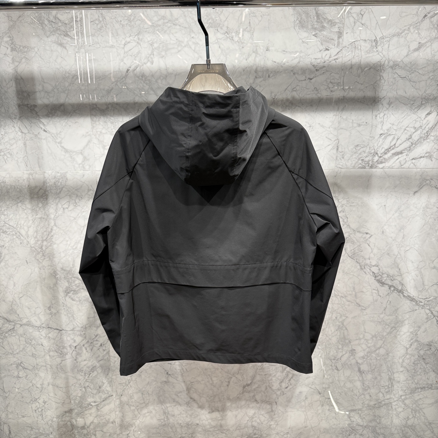 款号225126春夏新品发布，路易新款连帽款夹克出货，面料定制股感化纤，全部辅料原版开模，质感超强，48