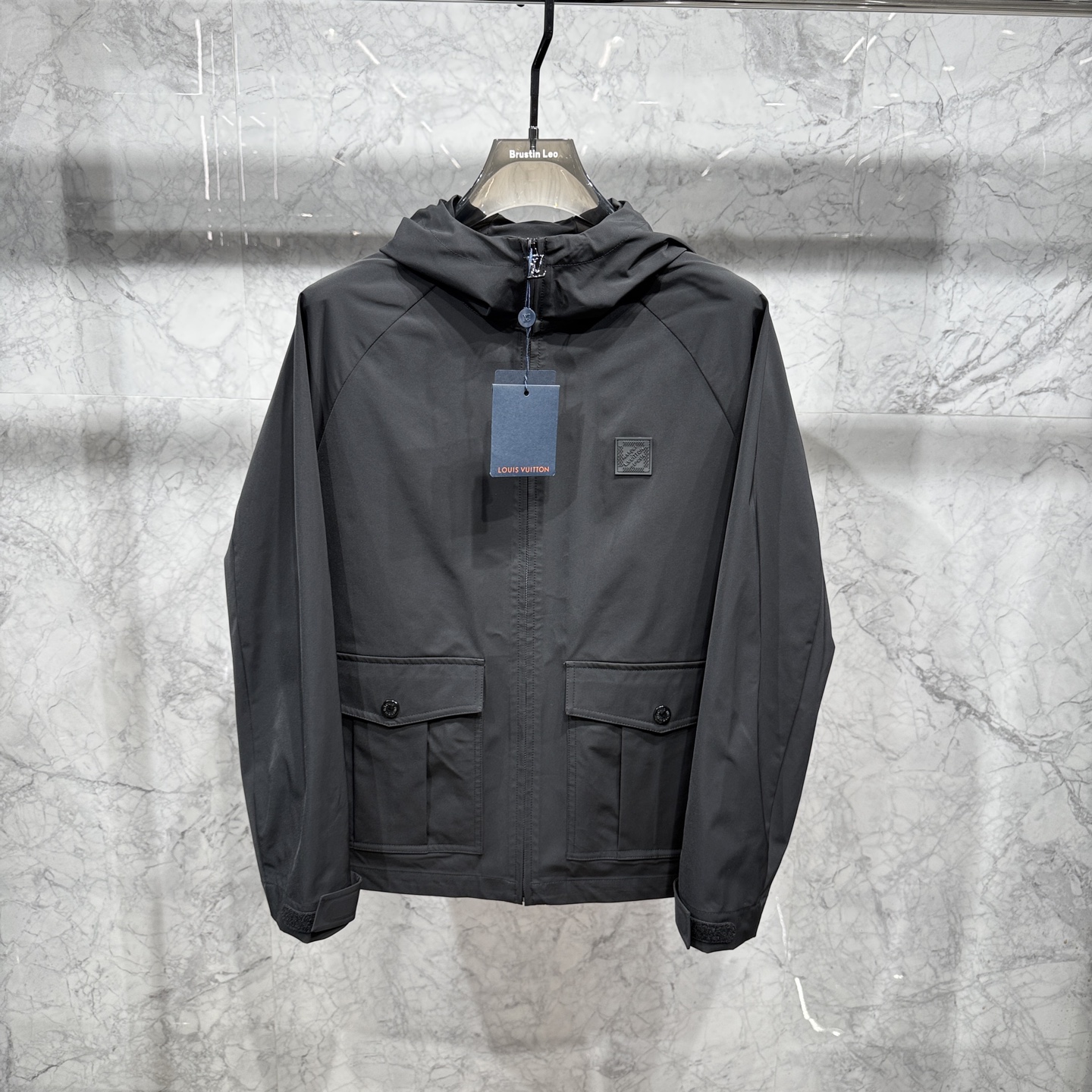 款号225126春夏新品发布，路易新款连帽款夹克出货，面料定制股感化纤，全部辅料原版开模，质感超强，48