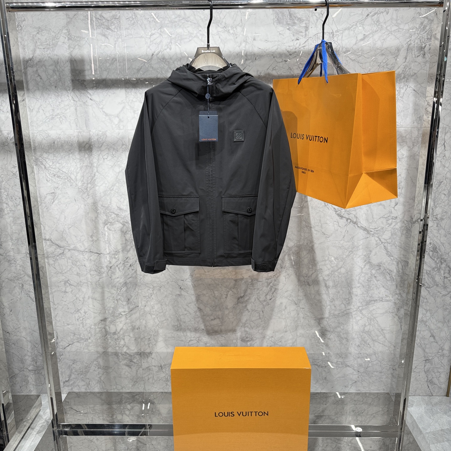 款号225126春夏新品发布，路易新款连帽款夹克出货，面料定制股感化纤，全部辅料原版开模，质感超强，48