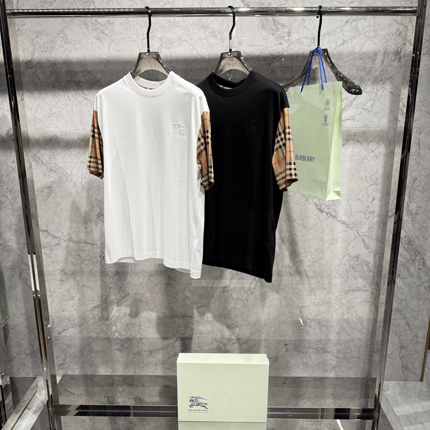 NO:958043,. 26 spring and summer new products released, BBR micro wide version T-shirts are shipped, the fabrics are all customized with top-grade cloud cotton, super good feel, Behringer embroidery on the chest, sleeves spliced ​​with stretch jacquard plaid fabric, super texture S-XXXL size, hurry up and get it, must smash,, tees, t-shirt,19860909. 26春夏新品发布,BBR微阔版T恤出货,面料全部订制顶级云朵棉,手感超好,胸前百灵达刺绣,袖子拼接弹力提花格子面料,质感超强S-XXXL码,抓紧入 必须砸锅,,tees，t-shirt,,Men's clothing