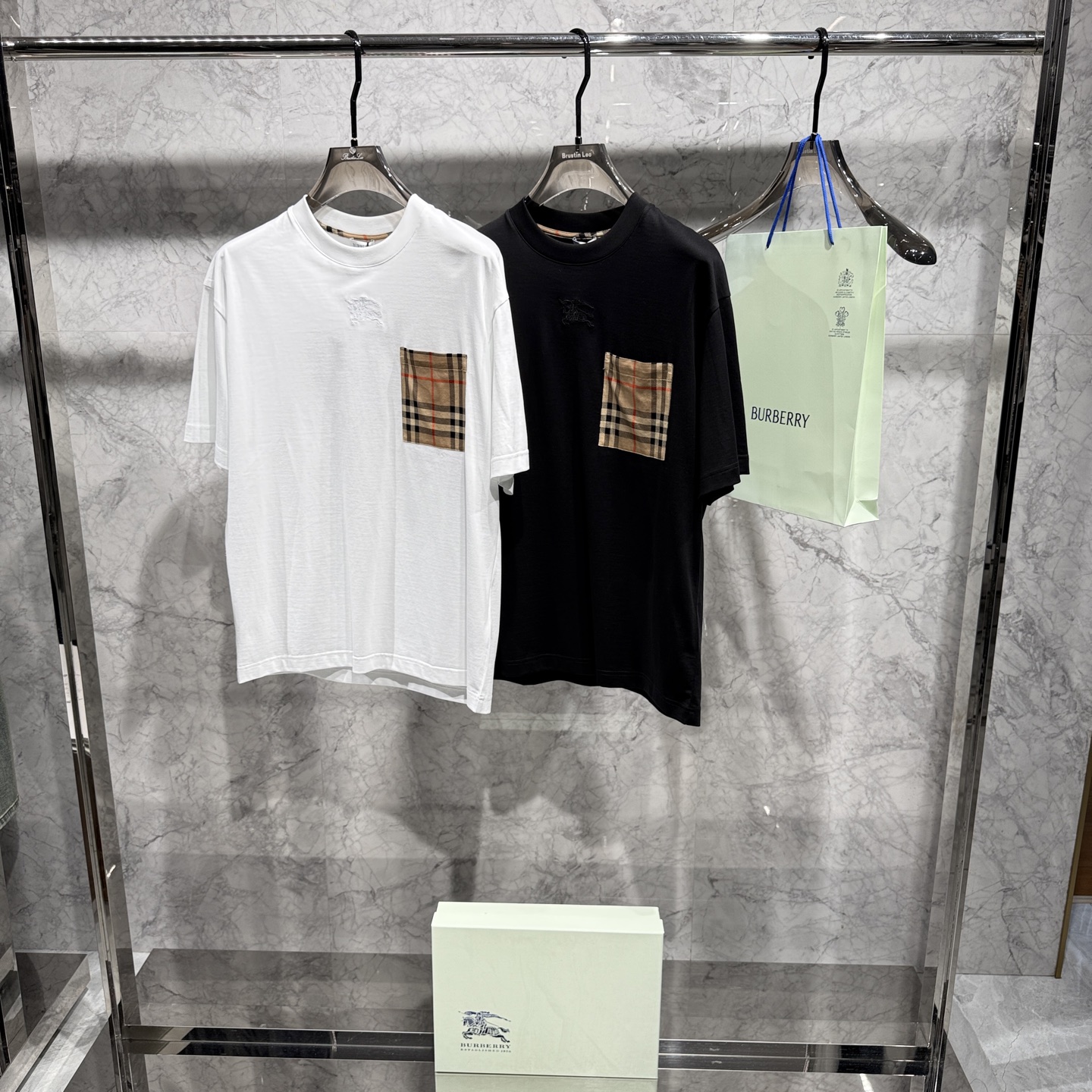 NO:958037,. 26 spring and summer new products are released, BBR micro-wide version T-shirts are shipped, the fabrics are all customized top-grade cloud cotton, the feel is super good, Behringer embroidery + patch pockets on the chest, the texture is super strong 48-56 sizes, hurry up and get it, must smash,, tees, t-shirt,19860909. 26春夏新品发布,BBR微阔版T恤出货,面料全部订制顶级云朵棉,手感超好,胸前百灵达刺绣+贴袋,质感超强48-56码,抓紧入 必须砸锅,,tees，t-shirt,,Men's clothing