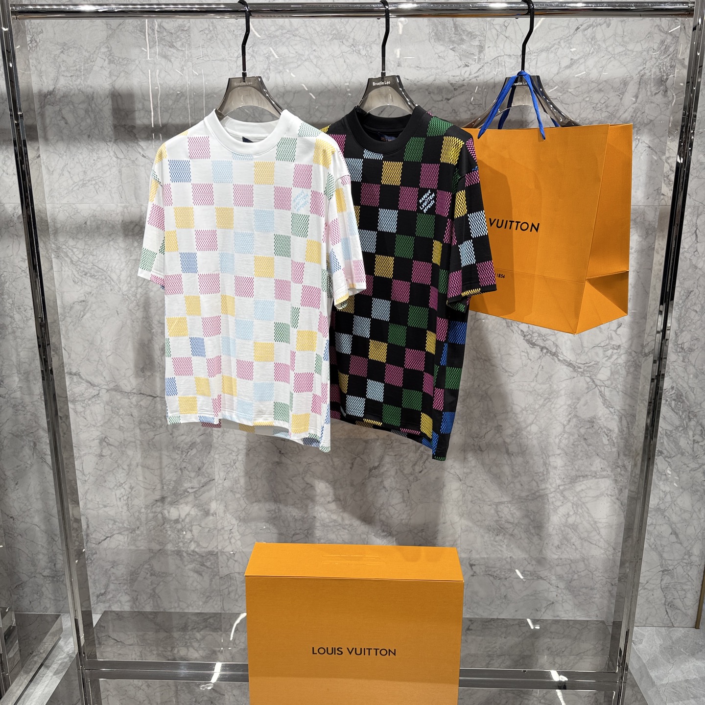 NO:958123,. 26 spring and summer new products released, Louis micro-wide version T-shirts are shipped, the fabrics are all customized with top-grade cloud cotton, the feel is super good, the whole body is colorfully printed with checkerboard pattern, the texture is super strong, size 46-56, hurry up and get it, you must smash the pot,, louis vuitton, tees, t-shirt,19860909. 26春夏新品发布,路易微阔版T恤出货,面料全部订制顶级云朵棉,手感超好,满身彩印棋盘格,质感超强46-56码,抓紧入 必须砸锅,,louis vuitton,tees，t-shirt,,Men's clothing