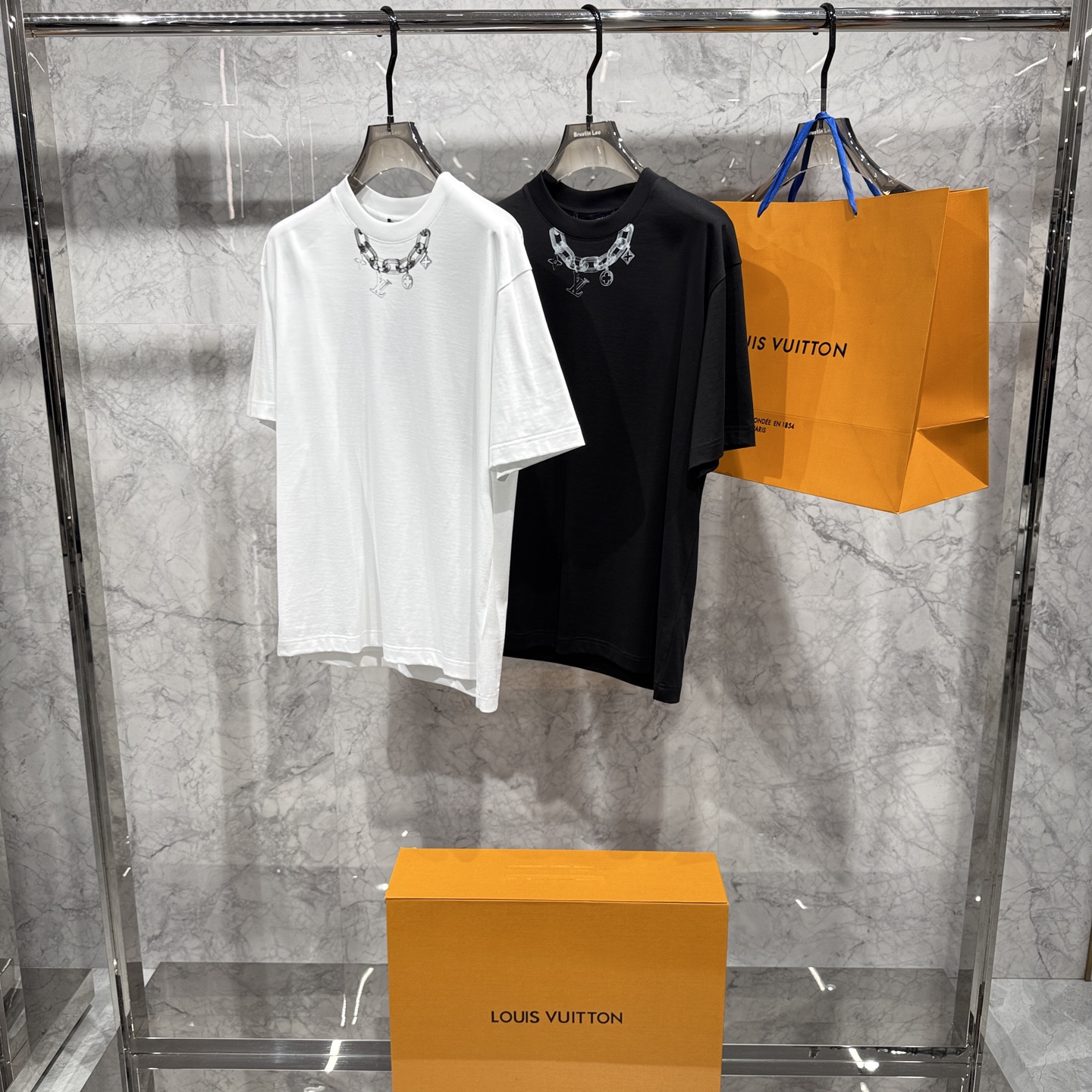 NO:958031,. 26 spring and summer new products are released, Louis micro-wide version T-shirts are shipped, the fabrics are all customized with top-grade cloud cotton, the feel is super good, water slurry printing process, the texture is super strong 46-56 sizes, hurry up and get it, you must smash the pot,, Louis Vuitton, tees, t-shirt,19860909. 26春夏新品发布,路易微阔版T恤出货,面料全部订制顶级云朵棉,手感超好,水浆印花工艺,质感超强46-56码,抓紧入 必须砸锅,,louis vuitton,tees，t-shirt,,Men's clothing