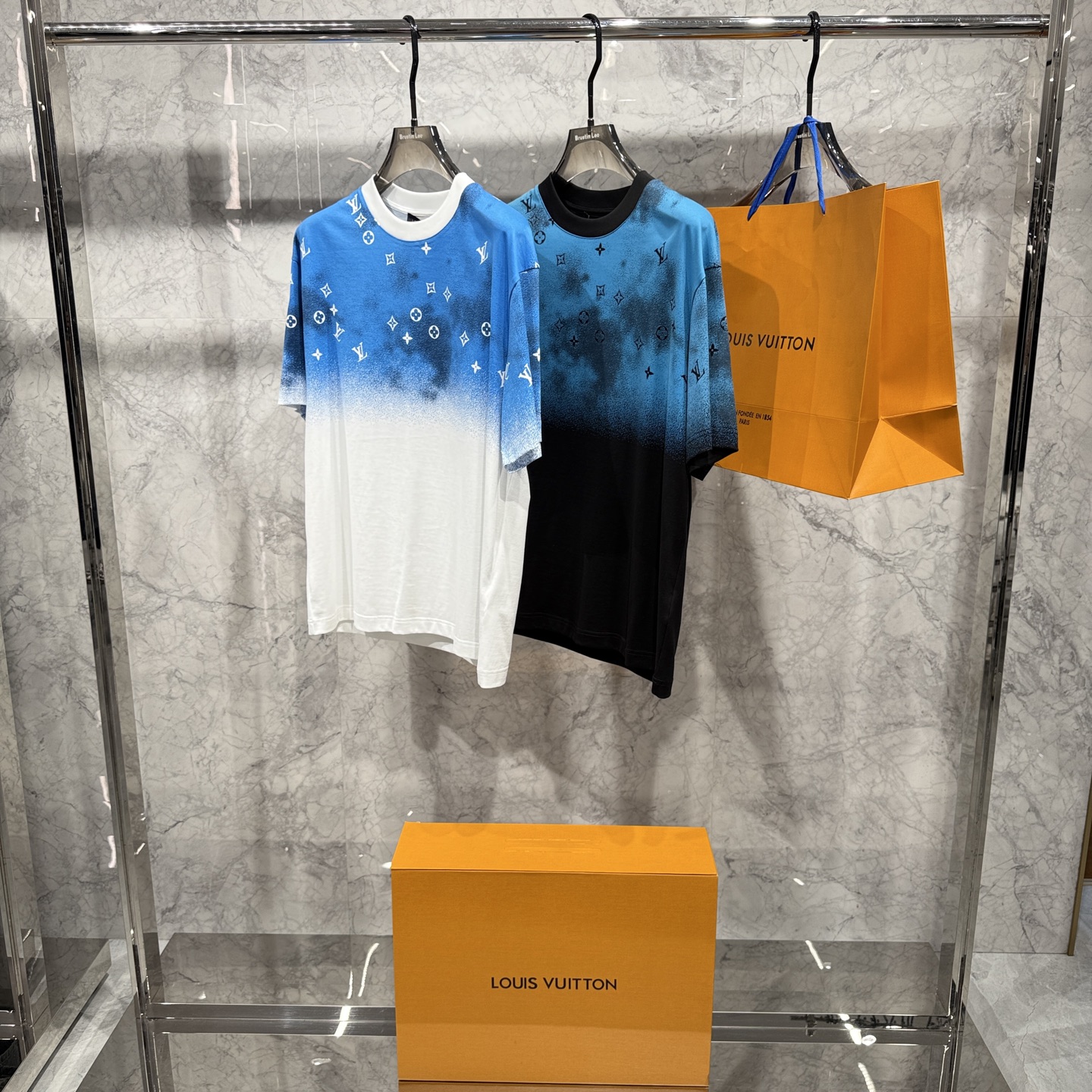 NO:958051,. 26 spring and summer new products released, Louis micro-wide version T-shirts are shipped, the fabrics are all customized with top-grade cloud cotton, the hand feels super good, full-body colorful printing technology, the texture is super strong 46-56 sizes, hurry up and get it, must smash the pot,, louis vuitton, tees, t-shirt,19860909. 26春夏新品发布,路易微阔版T恤出货,面料全部订制顶级云朵棉,手感超好,满身彩色印花工艺,质感超强46-56码,抓紧入 必须砸锅,,louis vuitton,tees，t-shirt,,Men's clothing