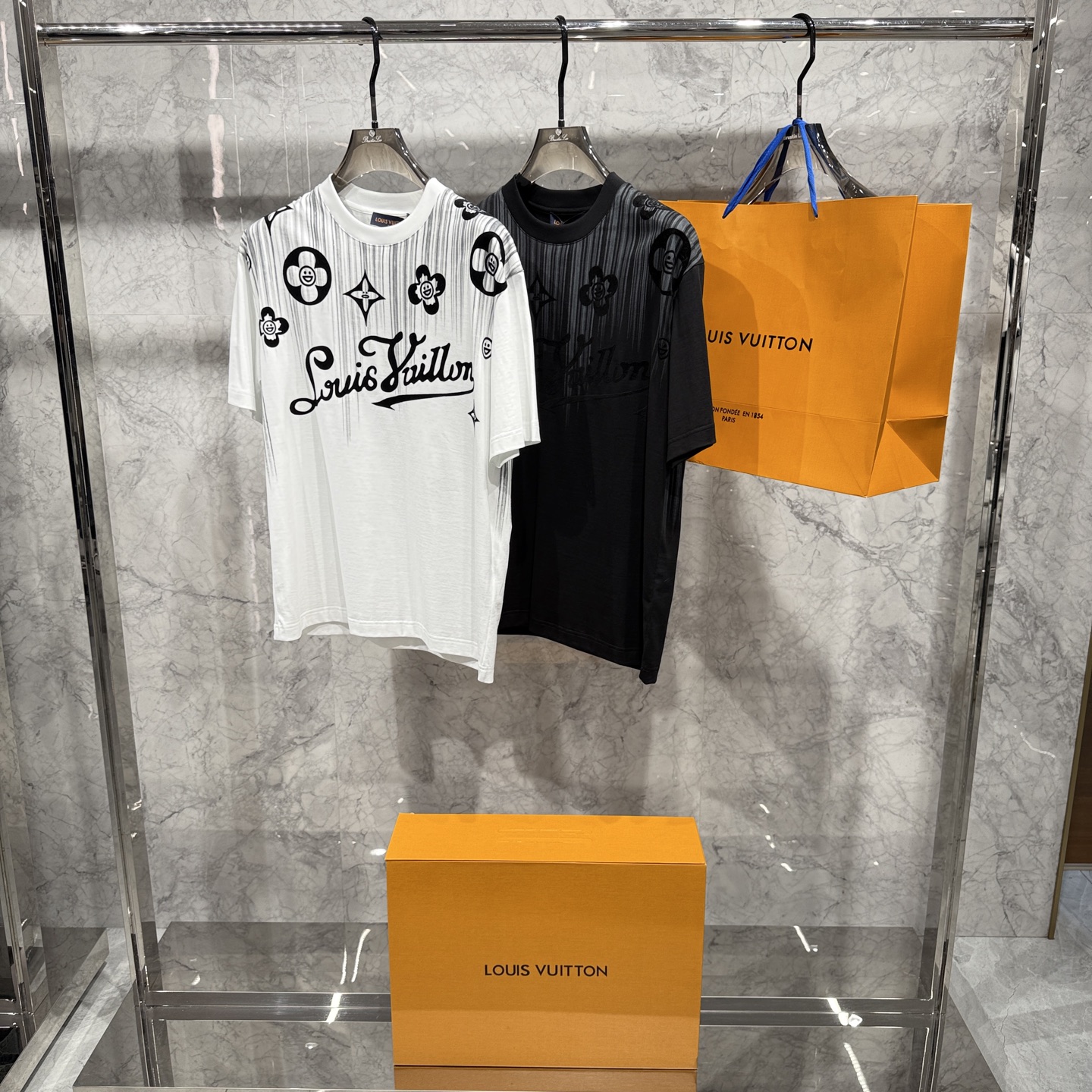 NO:958091,. 26 spring and summer new products released, Louis micro-wide version T-shirts are shipped, the fabrics are all customized with top-grade cloud cotton, the hand feels super good, all-over printing + flocking patch technology, the texture is super strong 46-56 sizes, hurry up and get it, must smash the pot, louis vuitton, tees, t-shirt,19860909. 26春夏新品发布,路易微阔版T恤出货,面料全部订制顶级云朵棉,手感超好,满身印花+植绒贴片工艺,质感超强46-56码,抓紧入 必须砸锅,,louis vuitton,tees，t-shirt,,Men's clothing