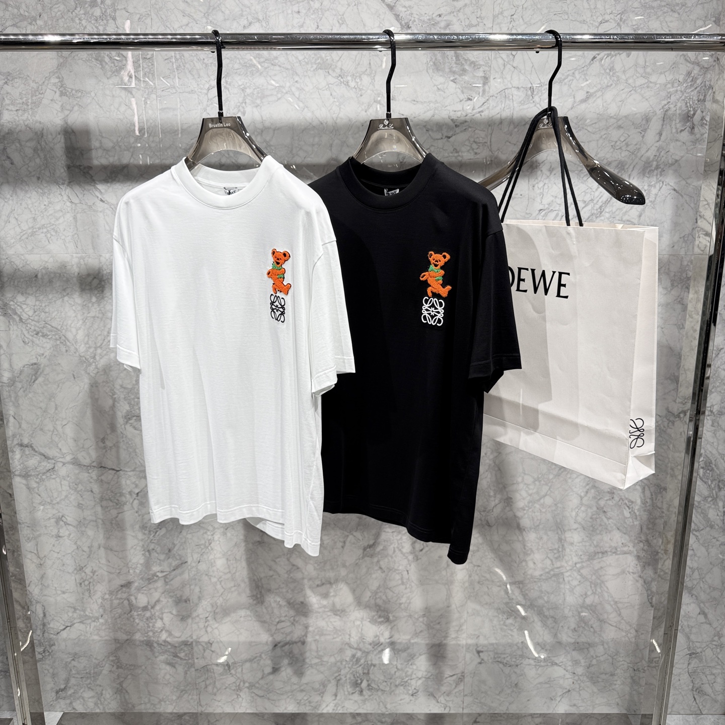 NO:958044,. 26 spring and summer new products are released, Loewe micro-wide version T-shirts are shipped, the fabrics are all customized with top-grade cloud cotton, the feel is super good, the Behringer embroidery craftsmanship on the chest, the texture is super strong 48-56 sizes, hurry up and get it, must smash the pot,, loewe, tees, t-shirt,19860909. 26春夏新品发布,罗意威微阔版T恤出货,面料全部订制顶级云朵棉,手感超好,胸前百灵达绣花工艺,质感超强48-56码,抓紧入 必须砸锅,,loewe,tees，t-shirt,,Men's clothing