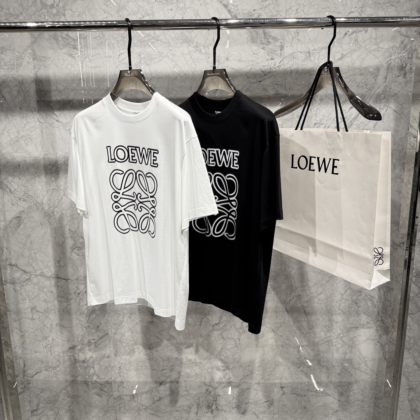 NO:958038,. 26 spring and summer new products are released, Loewe micro-wide version T-shirts are shipped, the fabrics are all customized with top-grade cloud cotton, the feel is super good, the latest printing technology on the chest, the texture is super strong 48-56 sizes, hurry up and get it, must smash the pot,, loewe, tees, t-shirt,19860909. 26春夏新品发布,罗意威微阔版T恤出货,面料全部订制顶级云朵棉,手感超好,胸前最新印花工艺,质感超强48-56码,抓紧入 必须砸锅,,loewe,tees，t-shirt,,Men's clothing