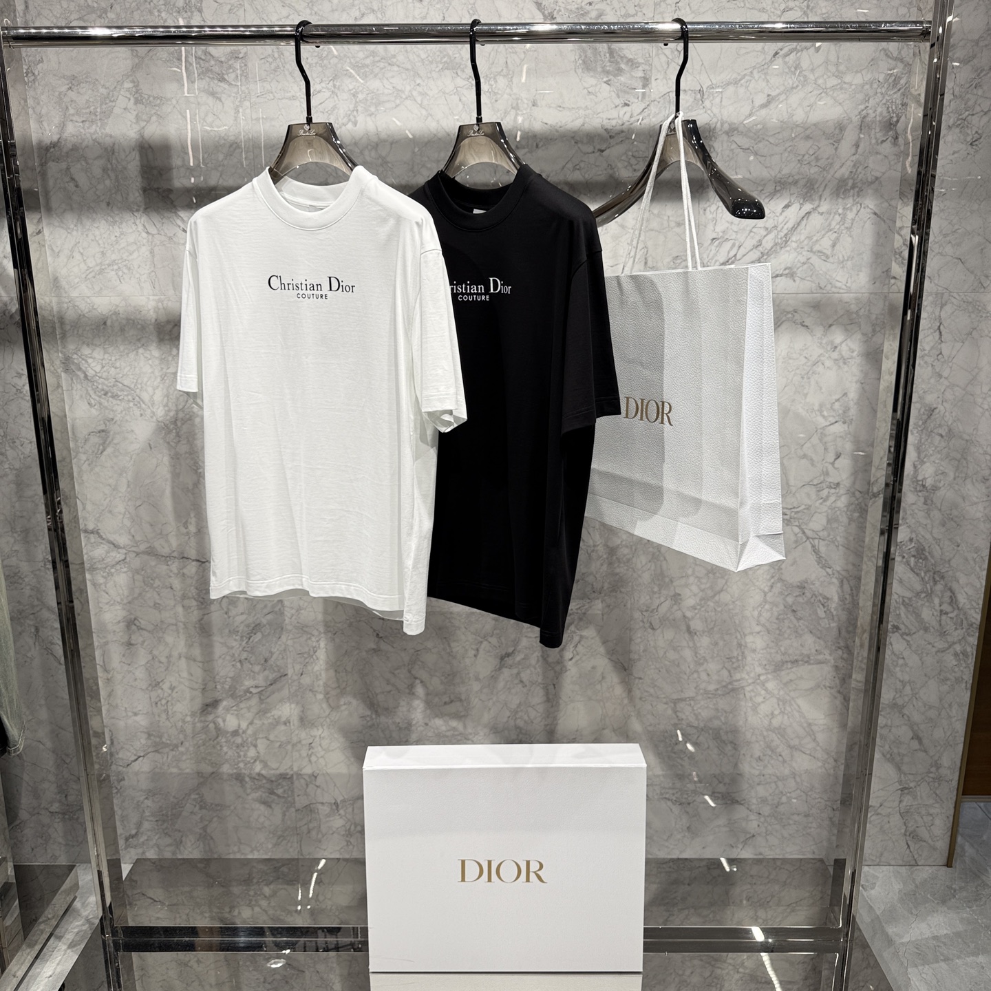 NO:958026,. 26 spring and summer new products are released, Dior micro-wide version T-shirts are shipped, the fabrics are all customized with top-grade cloud cotton, the hand feels super good, the latest printing technology on the chest, the texture is super strong 48-56 sizes, hurry up and get it, you must smash the pot, dior, tees, t-shirt,19860909. 26春夏新品发布,迪奥微阔版T恤出货,面料全部订制顶级云朵棉,手感超好,胸前最新印花工艺,质感超强48-56码,抓紧入 必须砸锅,,dior,tees，t-shirt,,Men's clothing