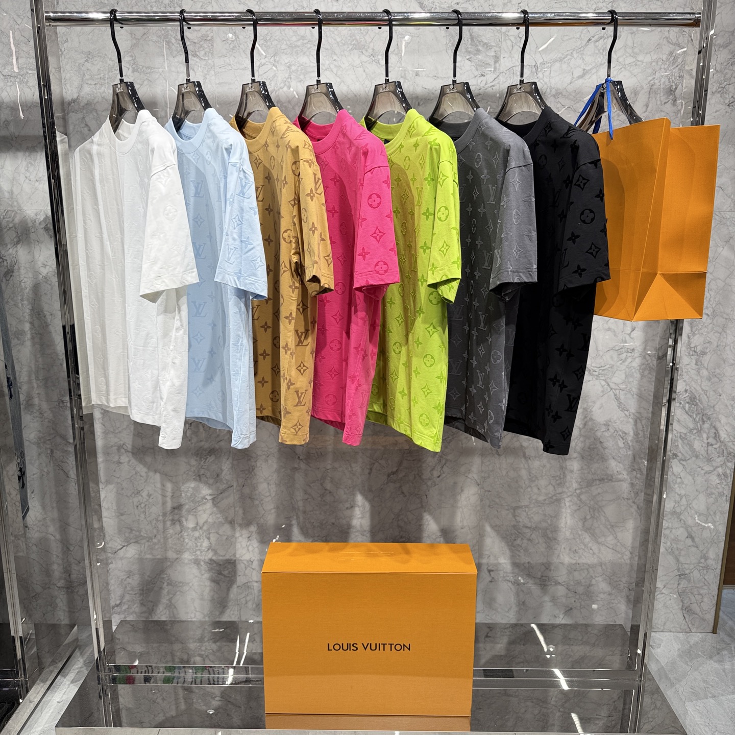 NO:958099,. 26 spring and summer new products released, Louis micro wide version T-shirts are shipped, the fabrics are all customized with top-grade Xinjiang Yunduo cotton, the feel is super good, the whole body flocking patch technology, the texture is super strong 48-56 sizes, hurry up and get it, must smash the pot,, louis vuitton, tees, t-shirt,19860909. 26春夏新品发布,路易微阔版T恤出货,面料全部订制顶级新疆云朵棉,手感超好,全身植绒贴片工艺,质感超强48-56码,抓紧入 必须砸锅,,louis vuitton,tees，t-shirt,,Men's clothing