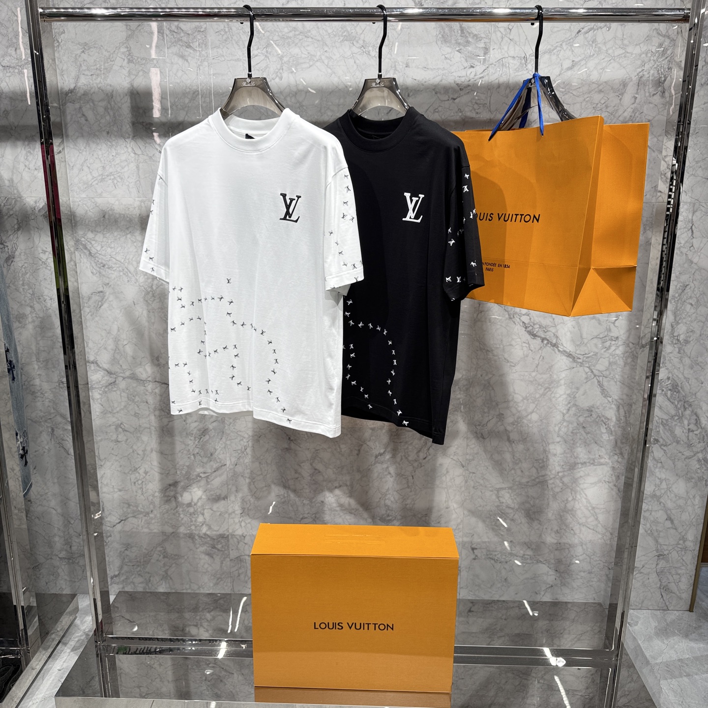 NO:958005,. 26 spring and summer new products are released, Louis micro-wide version T-shirts are shipped, the fabrics are all customized with top-grade Xinjiang Yunduo cotton, the feel is super good, the whole body printing process, the texture is super strong 48-56 sizes, hurry up and get it, you must smash the pot, louis vuitton, tees, t-shirt,19860909. 26春夏新品发布,路易微阔版T恤出货,面料全部订制顶级新疆云朵棉,手感超好,全身印花工艺,质感超强48-56码,抓紧入 必须砸锅,,louis vuitton,tees，t-shirt,,Men's clothing