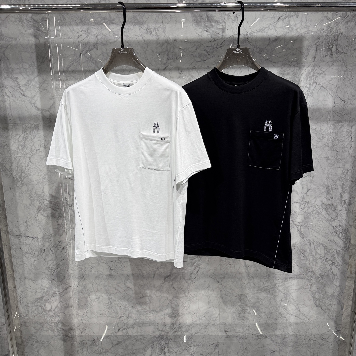 NO:958011,. 26 spring and summer new products released, Fendi's latest normal version of T-shirts are shipped, the fabrics are all customized 80-count double-strand mercerized cotton, super texture 48-56 sizes, must be smashed,, fendi, tees, t-shirt,19860909. 26春夏新品发布,芬迪最新正常版T恤出货,面料全部订制80支双股丝光棉,质感超强48-56码 必须砸锅,,fendi,tees，t-shirt,,Men's clothing