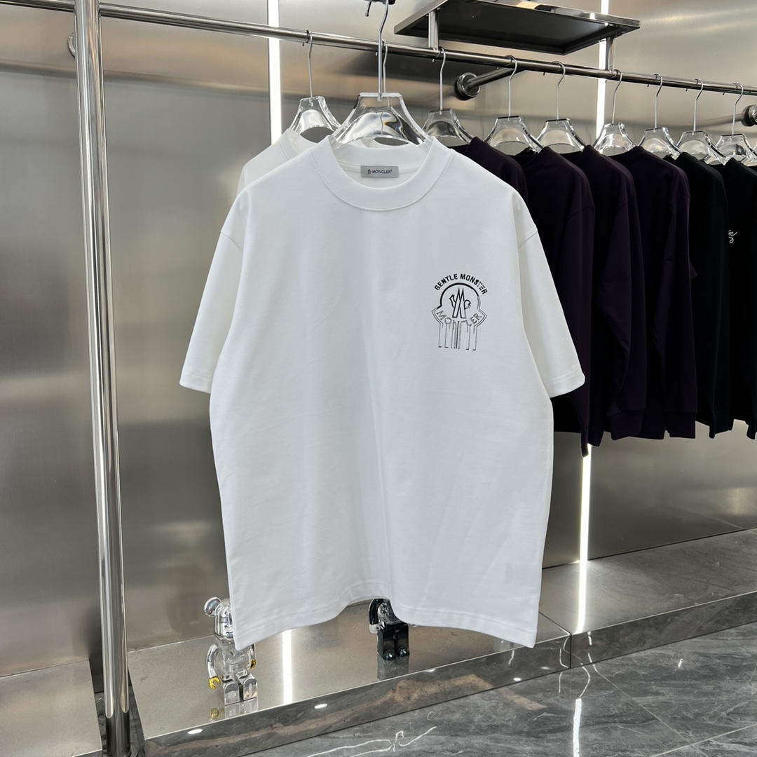 MONCLER 蒙口 2024 otoño-invierno nuevo estilo camiseta de manga corta bordada de 320 gramos, con detalles metálicos, unis…