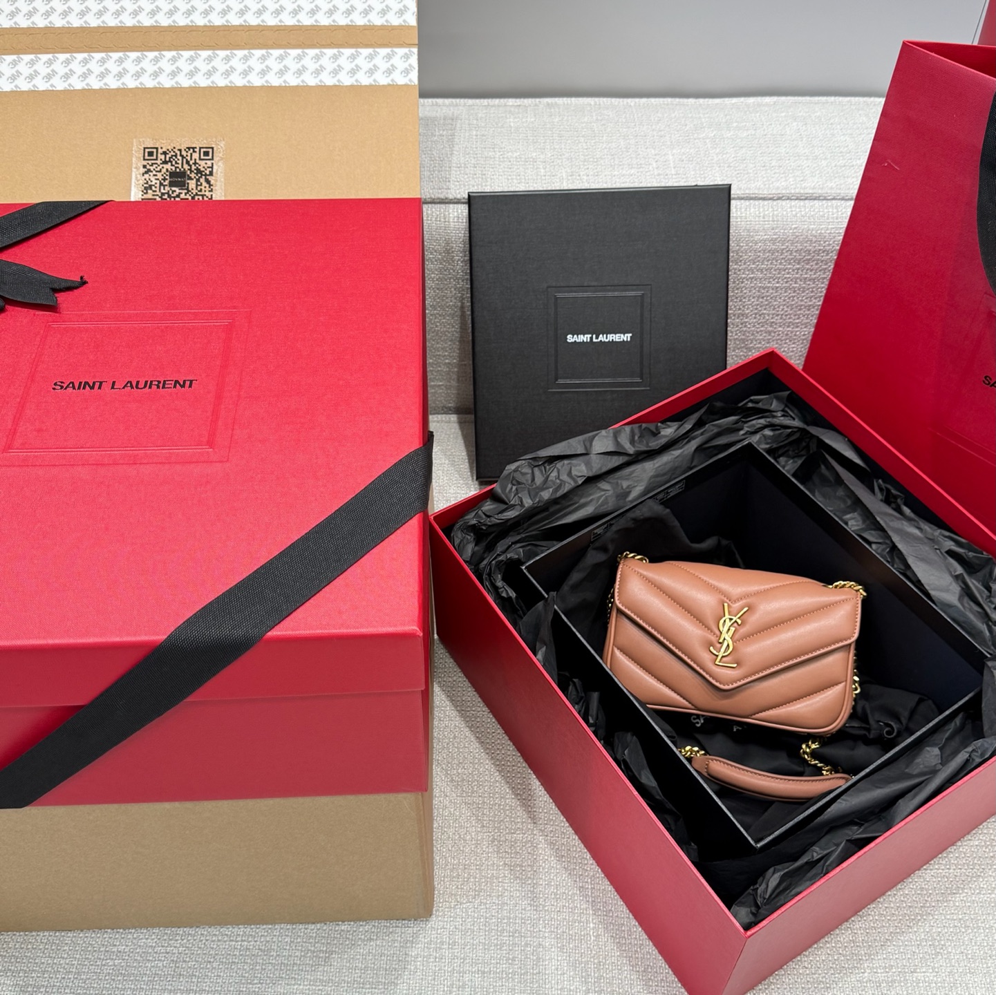 LOULOU MINI Rose Sand Stitched Lambskin Handbag Soft lambskin envelope-style handbag, adorned with chevron topstitching and visible stitching, lightweight design, featuring a detachable leather pouch and a compact mirror, with a sliding chain strap for shoulder or crossbody wear, magnetic closure. Size: 20x12x5cm Single shoulder strap height: 55cm Double shoulder strap height: 29cm Comes with full set of counter gift box packaging standards. image 1