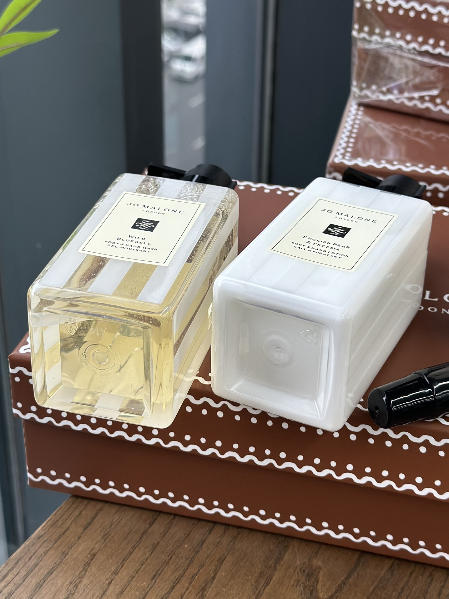 A distinctive British niche fragrance characterized by remarkable - Comprehensive 9