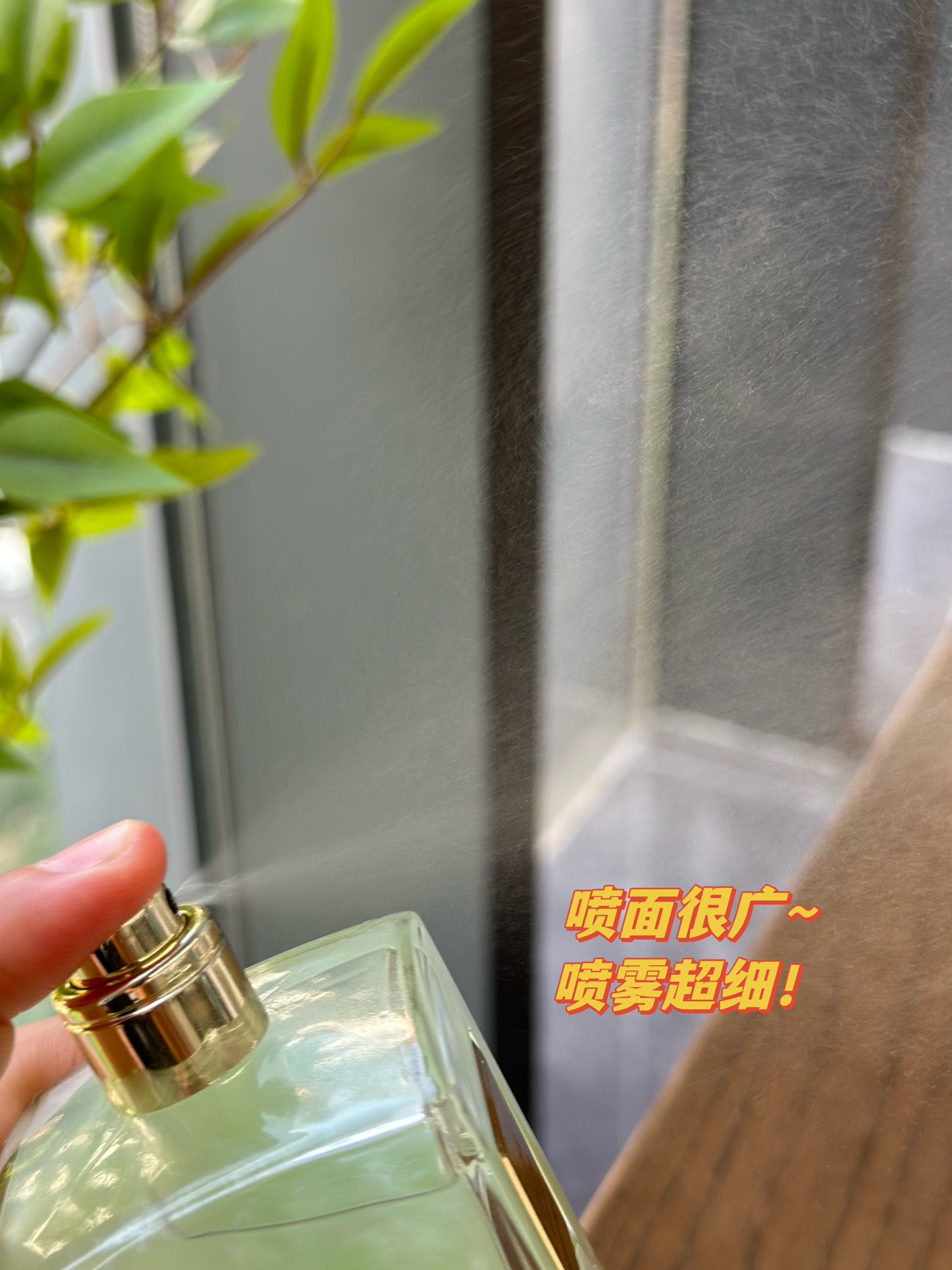 70💰原单品质
香水瓶身设计也很好看，显得高级又特别，瓶身
与内部香水液体在自然光或是夜晚🎑室内灯光下都
能呈现不一样的bulingbuling的感觉，让人爱不释手！闻起来与“玉龙茶香”没差别，整体都是清新调，唯一不同的是「幻沙限量版」是注入了随光变幻的流沙，以玉龙茶香作为气味基调，宛如携流光浮云，邂逅缥缈雪境，实在是太梦幻啦！