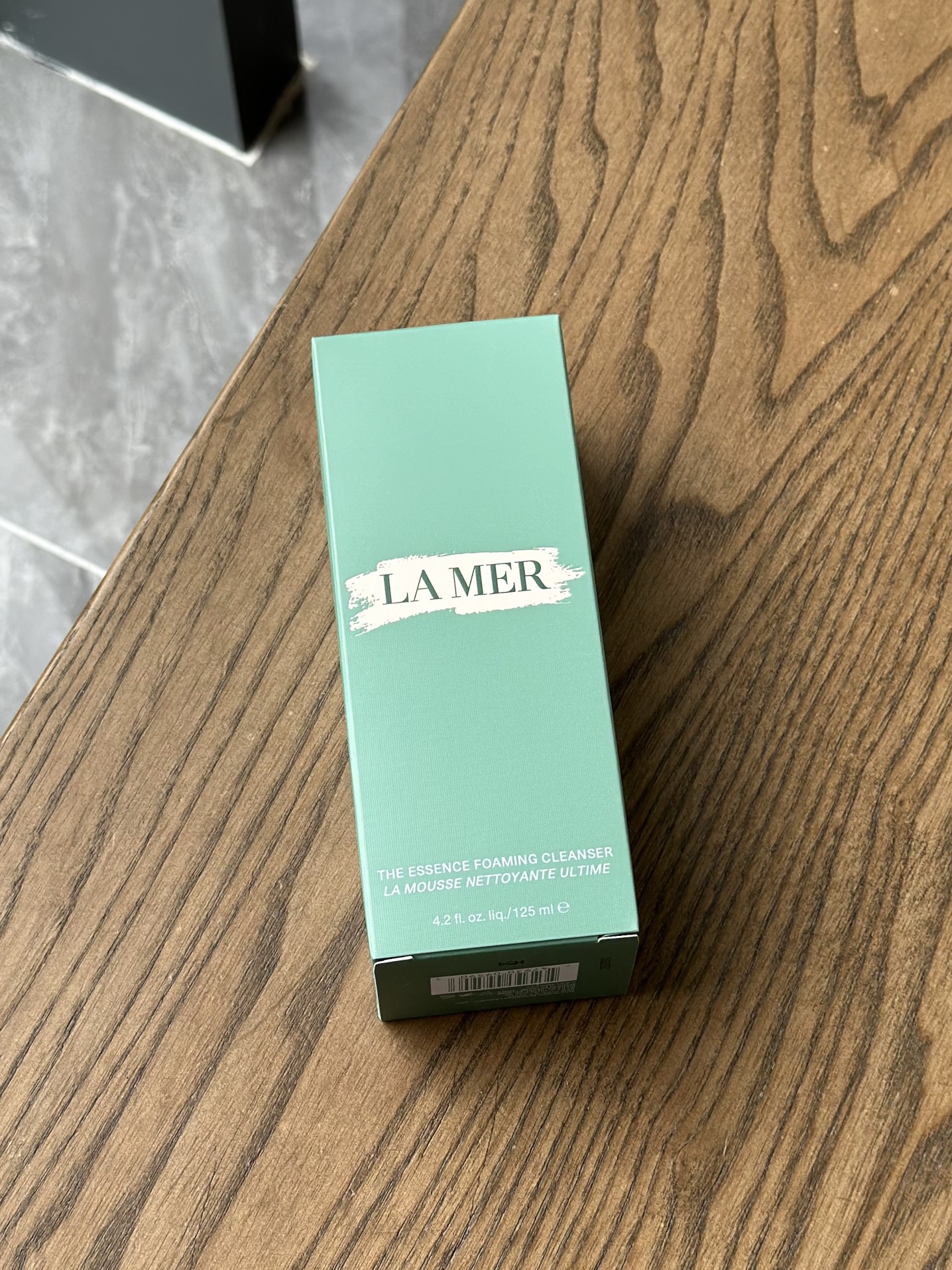 NO:938941,Lamer's new tourmaline cleanser - cleansing determines the fate of the skin. New La Mer tourmaline cleanser. New ingredients, new texture, new packaging. With [cleansing], [makeup removal] and [nourishing] as the core, create a three-in-one new cleansing foam. La Mer's high-tech cleansing. Miraculous active essence - enhance cell vitality and renew from the inside out. New composite seaweed fiber - natural foaming network, dense foam, cleansing and replenishing trace elements to help skin refresh.  Natural tourmaline gemstone - natural gemstone electrolyzes water into small molecules of water, deeply cleans pores, and strengthens nourishment and penetration. Pearl and jadeite powder - white pearl powder is not rich in amino acids, which restores the skin's vitality and returns to bright and translucent; jadeite powder gently smoothes the skin, rejuvenating and delicate skin. Specification: 125ml, Skin Care Products Trendy Department Store19860909Lamer全新碧玺洁面-清洁决定肌肤命运 全新海蓝之谜碧玺洁面 新成分新添加新质地新包装 以【清洁】【卸妆】【滋养】为核心,打造三效合一全新洁面泡沫 海蓝之谜的高科技洁面 神奇活性精萃——提升细胞活力,由内而外焕新. 全新复合型海藻纤维—天然起泡网,绵密泡沫加乘清洁补充微量元素,帮助肌肤焕然一新. 天然碧玺宝石——天然宝石将水电解为小分子水,深层清洁毛孔,加强滋养渗透. 珍珠及翠玉粉末——白珍珠粉未富含氨基酸,令肌肤恢复神采,重回明亮剔透；翠玉粉末温和磨滑肌肤,焕新细腻肌肤. 规格125ml,护肤品潮品百货,accessory