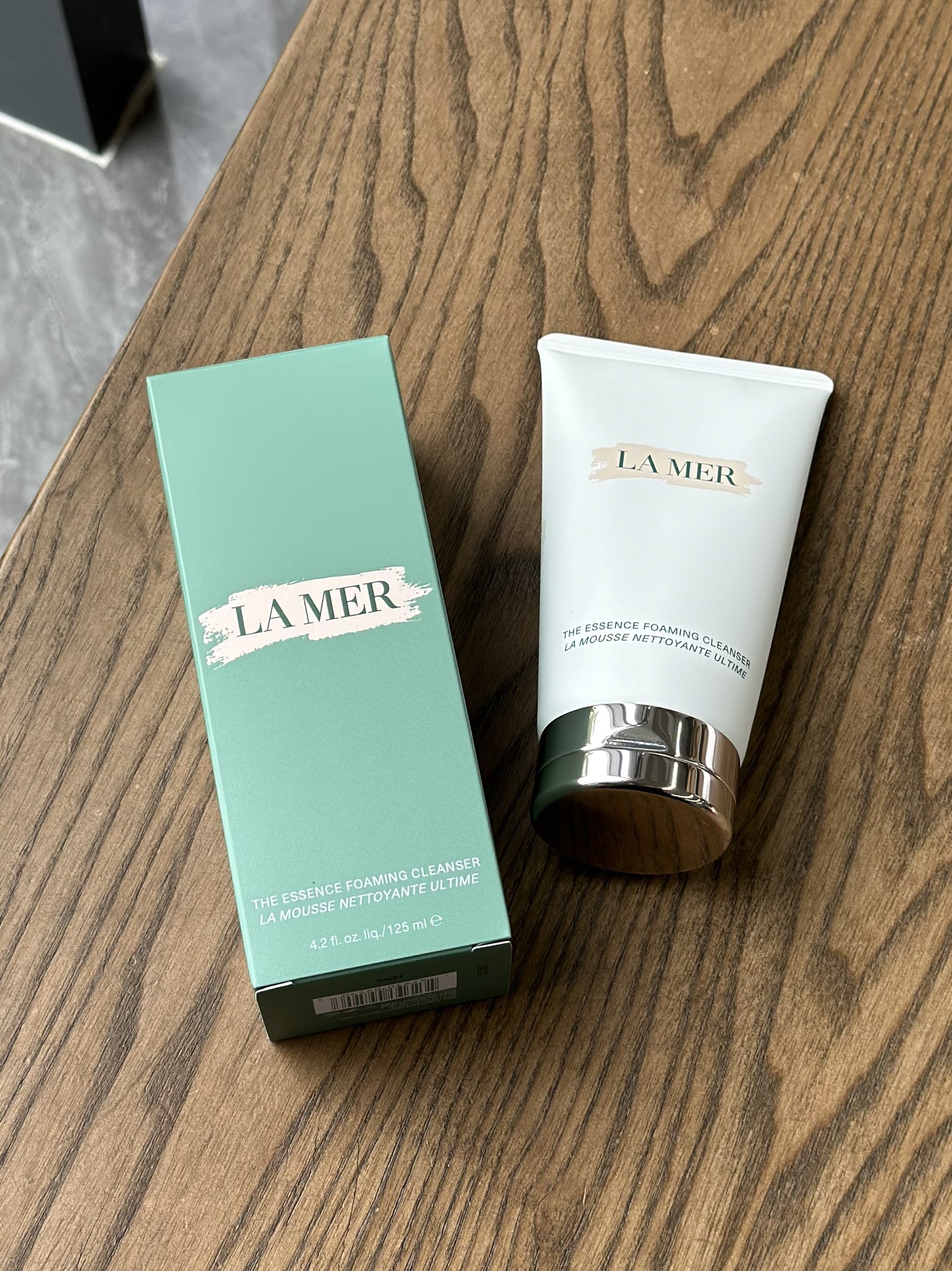 NO:939013,The first three-in-one facial cleansing foam that washes, removes, and nourishes. It uses tourmaline jade cleansing to gently cleanse without tightening, remove turbidity and rejuvenate pores. Amino acid cleansing, gentle without irritating and tightening. Super strong cleaning power, making the skin cleaner and brighter, and every pore can breathe freely. Daily makeup, sunscreen, and residue are taken away at the same time, efficient cleaning, and more versatile. The addition of maintenance ingredients increases the skin's self-repair ability.  Whiten, brighten, remove yellowish air, reduce acne marks, and even out skin tone. New self-healing fermentation technology - deep purification while accelerating repair and renewal, helping the skin restore balance and regeneration!  Dual rejuvenating texture - rich milk fragrance, mousse texture, activates dense foam when exposed to water, can be used for cleansing and makeup removal, and can also be used as a men's shaving companion, a new all-rounder. Skin care products trendy department store19860909首款洗、卸、养三效合一洁面泡沫,用碧玺翠玉洁面,温和清洁不紧绷,排浊焕活净毛孔.氨基酸洁面,温和不刺激不紧绷. 超强清洁力,使肌肤更干净透亮,每一个毛孔都在自由呼吸.日常彩妆、防晒、残留一并带走,高效清洁,更全能. 养护成分的添加,加成肌肤自我修护能力. 美白、提亮、祛黄气,淡痘印,匀净肤色. 全新自愈发酵科技——深层净化的同时加速修护焕新,帮助肌肤恢复平衡与再生力！ 双重焕变质地——浓郁奶香,慕斯质地,遇水激活出绵密泡沫,清洁亦可卸妆,也可用作男士剃须伴侣,全新全能.,护肤品潮品百货,accessory