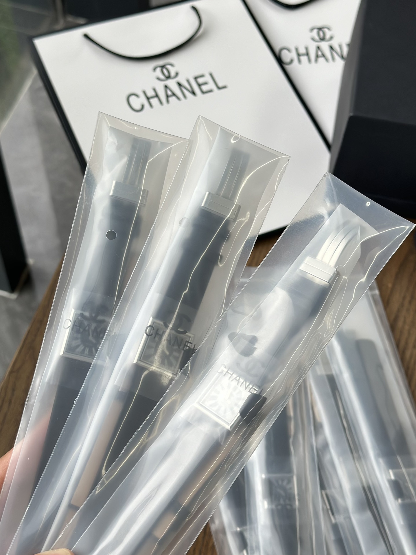 批💰600。 出日本订单的香奈儿Chanel罗马字小方糖腕表来啦，诞生于1989年，这是一款当年的限量款，数量及其稀有，拥有的人更是少，虽然时间久远，但经典永不落幕，现在是时候你该拥有它的时候，简约，复古，超级好搭配，关键不会撞款，出日本客户订单，仅此一批货源(都应该知道日本是中古表的天堂)，二手中古售价在💰6000左右，二手表壳表带品相都一般或者已经被翻新变样了，我们全新且价格美丽🤩，放心入，超级推荐‼️‼️‼️