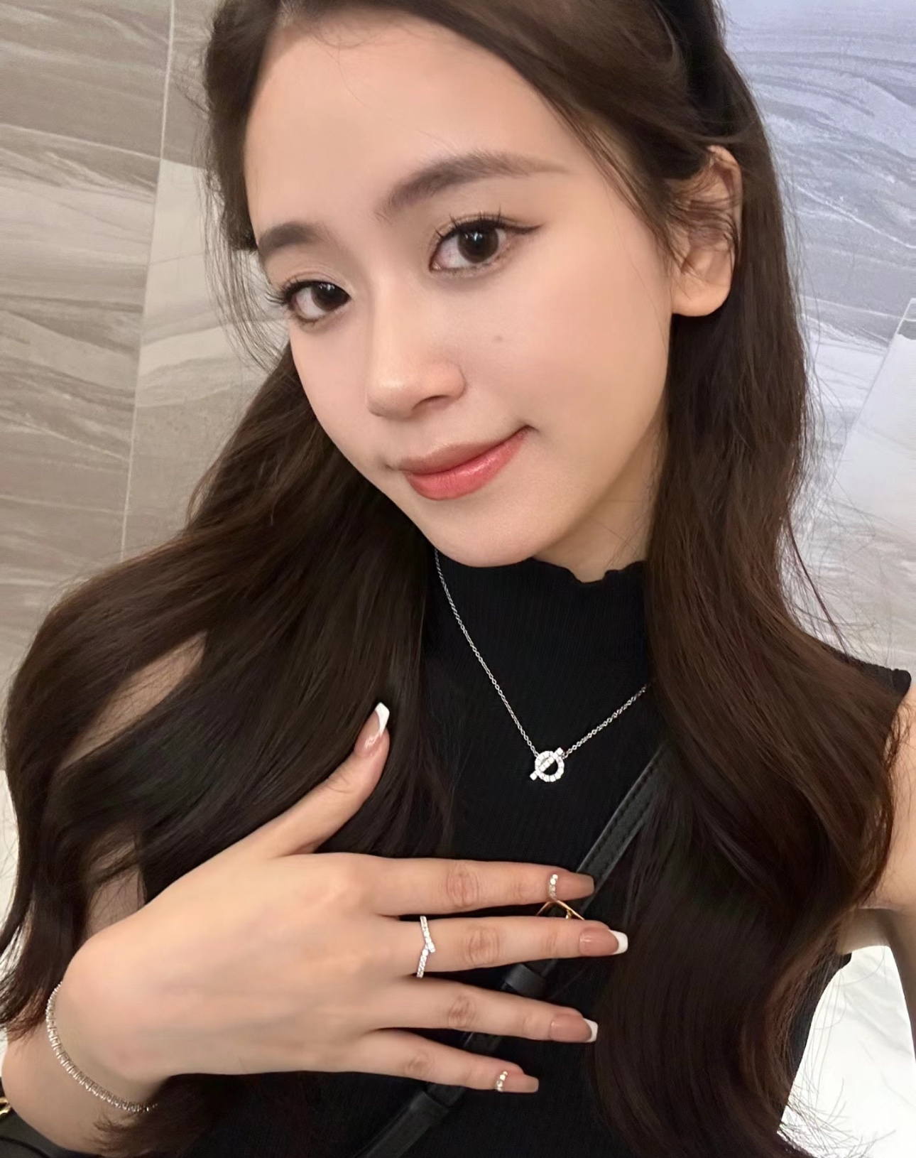 是这条项链赋予女性 怡到好处的亲和力 2