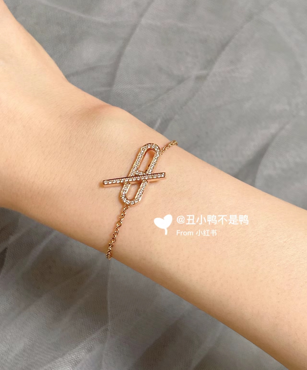 The Hermès Ever Chain bracelet in rose gold and diamonds features an - Comprehensive 2