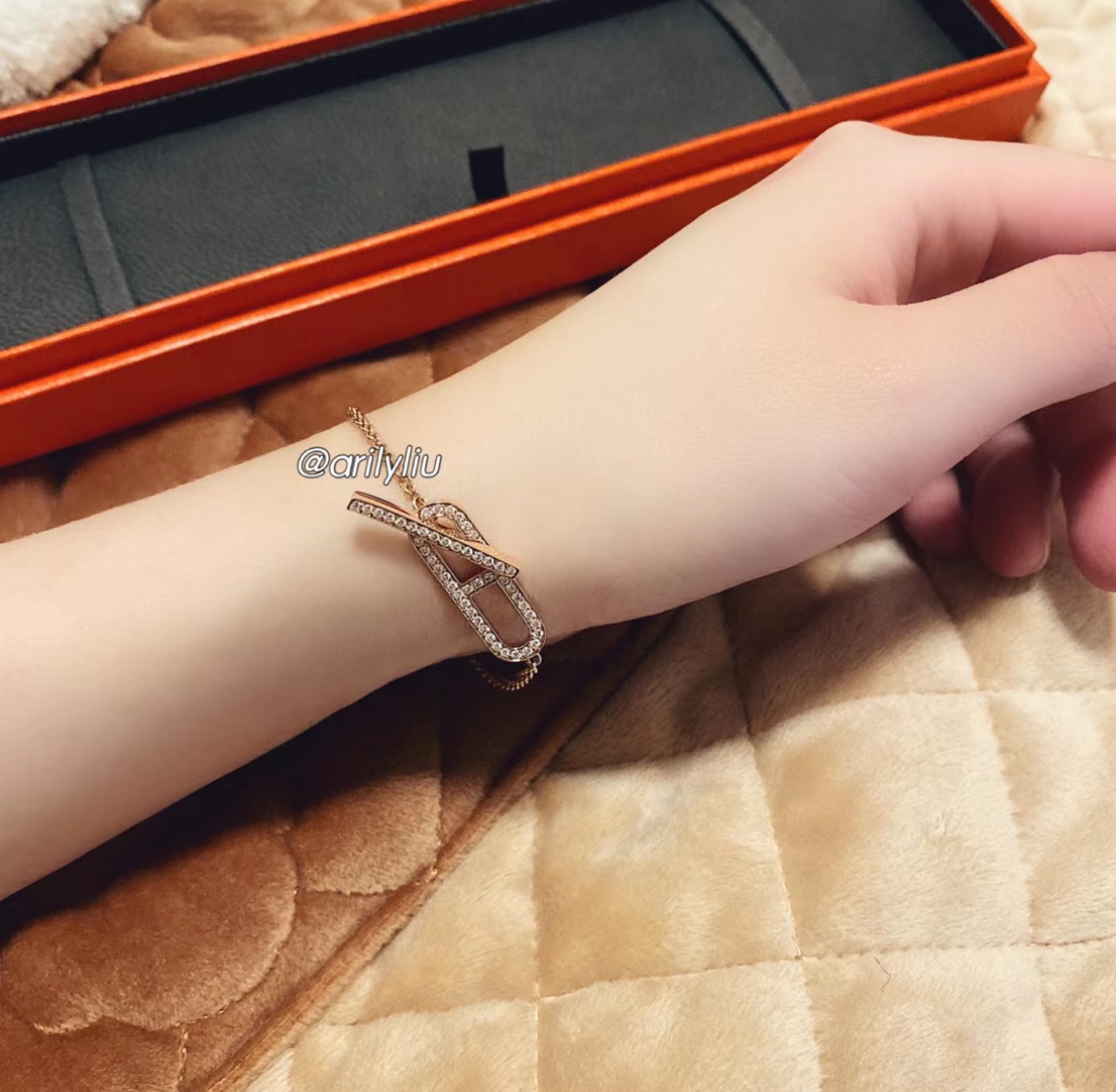 The Hermès Ever Chain bracelet in rose gold and diamonds features an - Comprehensive
