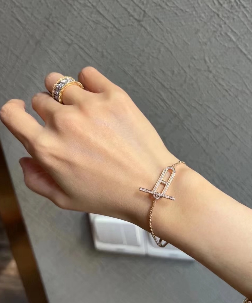 The Hermès Ever Chain bracelet in rose gold and diamonds features an - Comprehensive 3