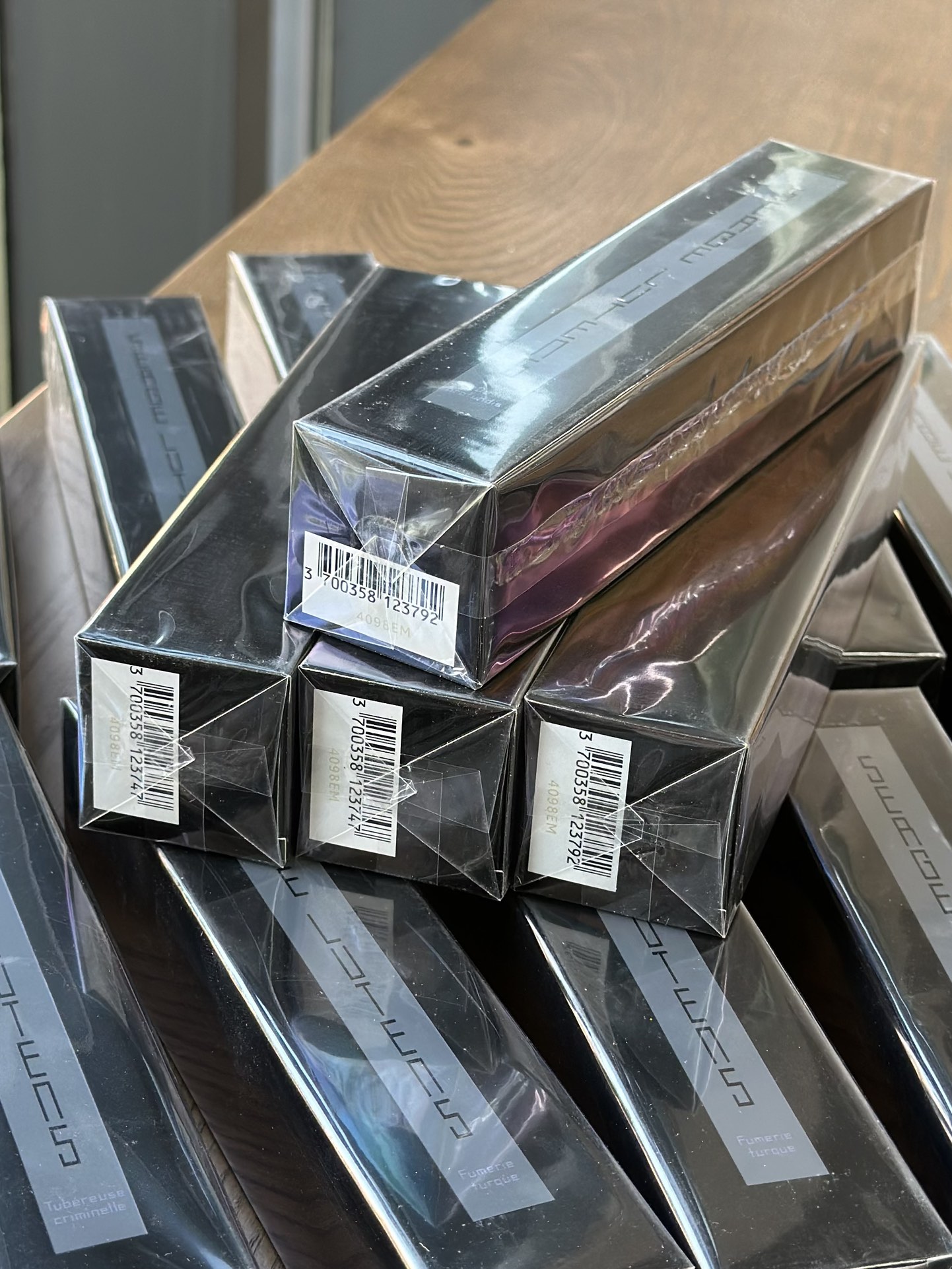 A gender-neutral fragrance collection defined by a sleek, avant-garde - Comprehensive 4