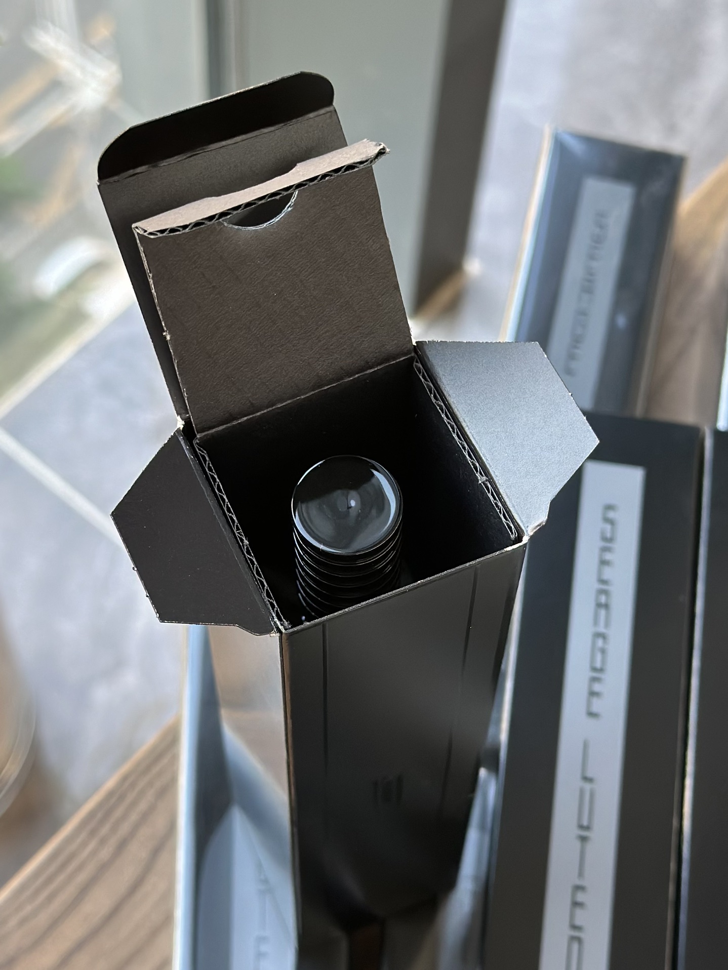 A gender-neutral fragrance collection defined by a sleek, avant-garde - Comprehensive 7