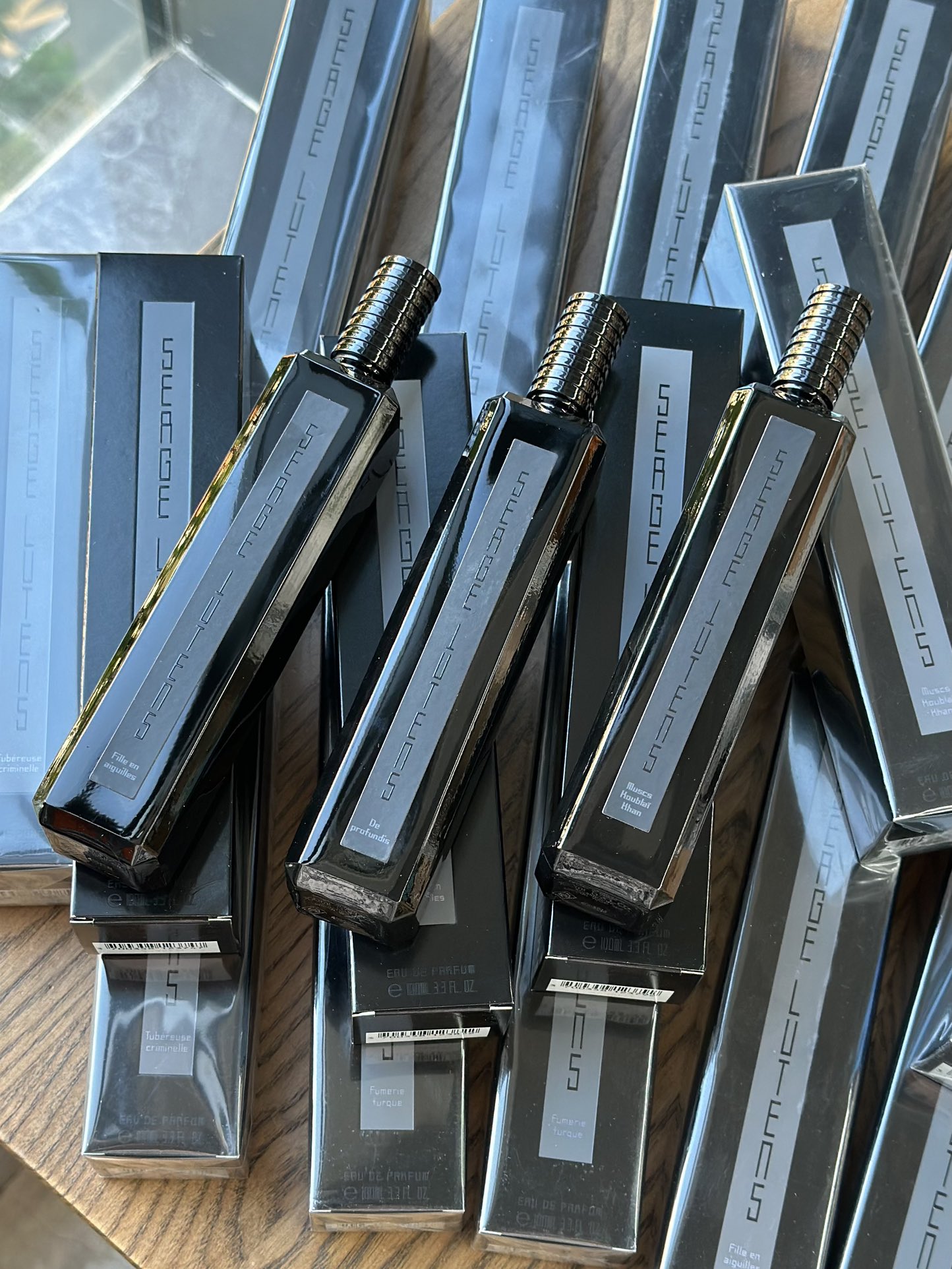 A gender-neutral fragrance collection defined by a sleek, avant-garde - Comprehensive 9