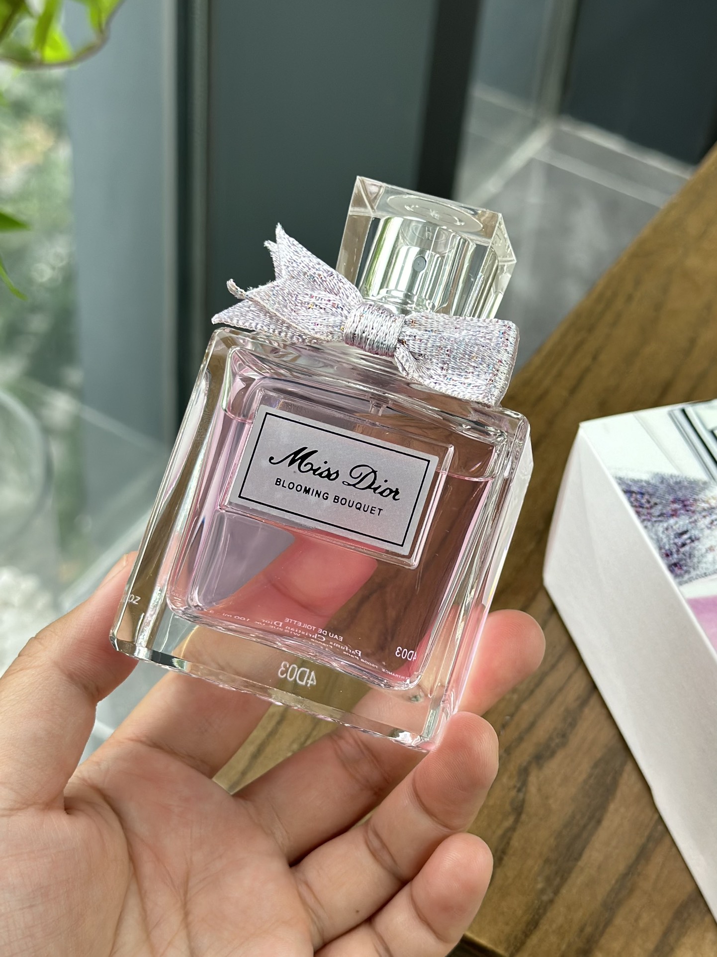 60💰原单品质
迪奥花漾甜心淡香水
✅规格:100ml
除了女人之外，花是神圣的精灵🧚‍♀️他们如此纤美，又充满魅力，她是一则爱的宣言，让你大胆去爱💞这是一款全新的香水，她融合了温柔、娇俏、诗意、女人味和率真的感觉，献给享受自由的浪漫年轻女性。