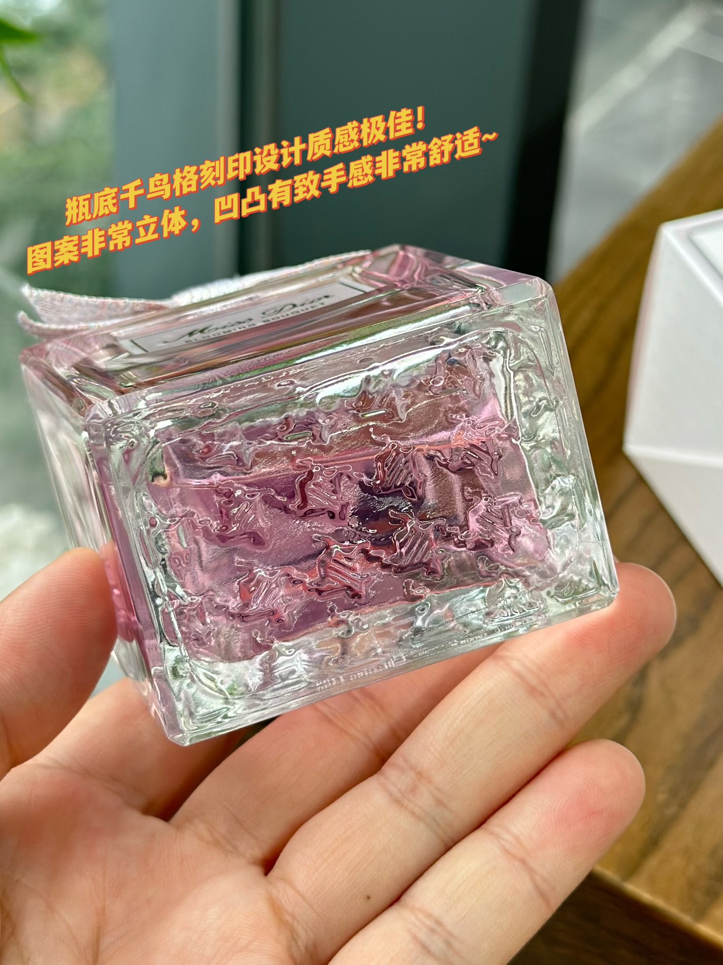 60💰原单品质
迪奥花漾甜心淡香水
✅规格:100ml
除了女人之外，花是神圣的精灵🧚‍♀️他们如此纤美，又充满魅力，她是一则爱的宣言，让你大胆去爱💞这是一款全新的香水，她融合了温柔、娇俏、诗意、女人味和率真的感觉，献给享受自由的浪漫年轻女性。