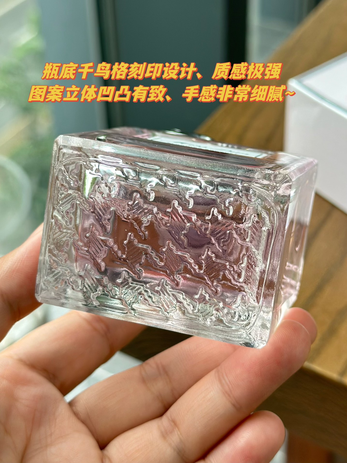 50💰原单品质
少女必入的人生香水第一瓶Dior小姐花漾甜心 
让你slay全场的甜心小宝贝，作为女孩子的第一瓶香水Miss Dior不管是外形还是气味都再合适不过了！
✨前调：柑橘 橙花 
✨中调：牡丹花 玫瑰纯香
✨基调：广藿香 白麝香
蝴蝶结的颈口很有仪式感，香甜的果香味闻起来就心旷神怡，持久力也超棒！后调可以持续一整天，轻柔烂漫又恰到好处的甜，像一个温柔亲和又高贵有分寸的富家小姐，多一分太腻，少一分则无趣～