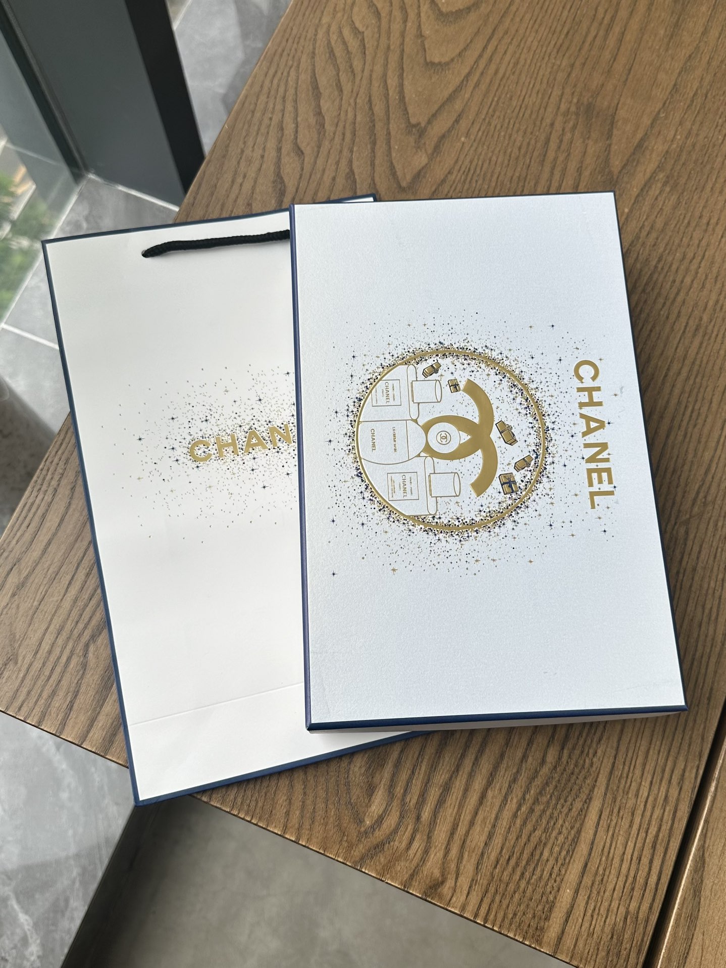 NO:810227,The Christmas/New Year’s Day gift from Grandma Xiang, Xiao Xiang’s New Year’s four-piece set is simple but not simple—Chanel Eau de Chanel’s four-piece washing and care set. It contains Chanel Eau de Chanel Shower Gel 200ml Body Lotion 200ml Hand Cream 50ml Camellia Lip Mask 10g. It is also very suitable for giving as a gift!  Comes with an exclusive customized gift bag, toiletries, chanel, chanel19860909来自香奶奶的圣诞/元旦礼遇小香新年四件套简约而不简单—chanel之水洗护四件套 内含香奈儿之水沐浴露200ml身体乳200ml护手霜50ml山茶花唇膜10g 送人也非常适合！配专属定制礼品袋一个哟,洗护用品,chanel,chanel,accessory