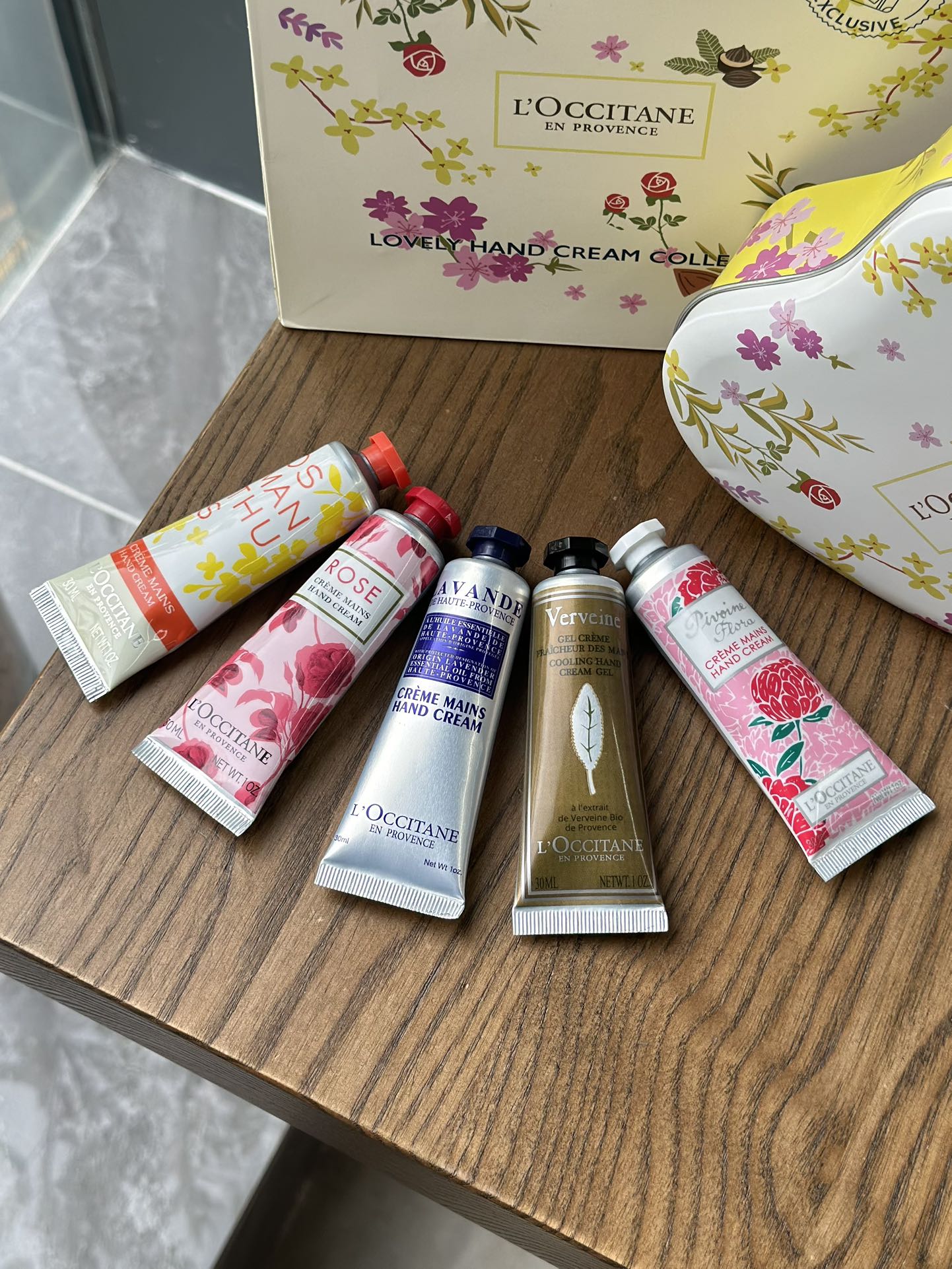 这款套盒集合了欧舒丹最畅销的护手霜 8