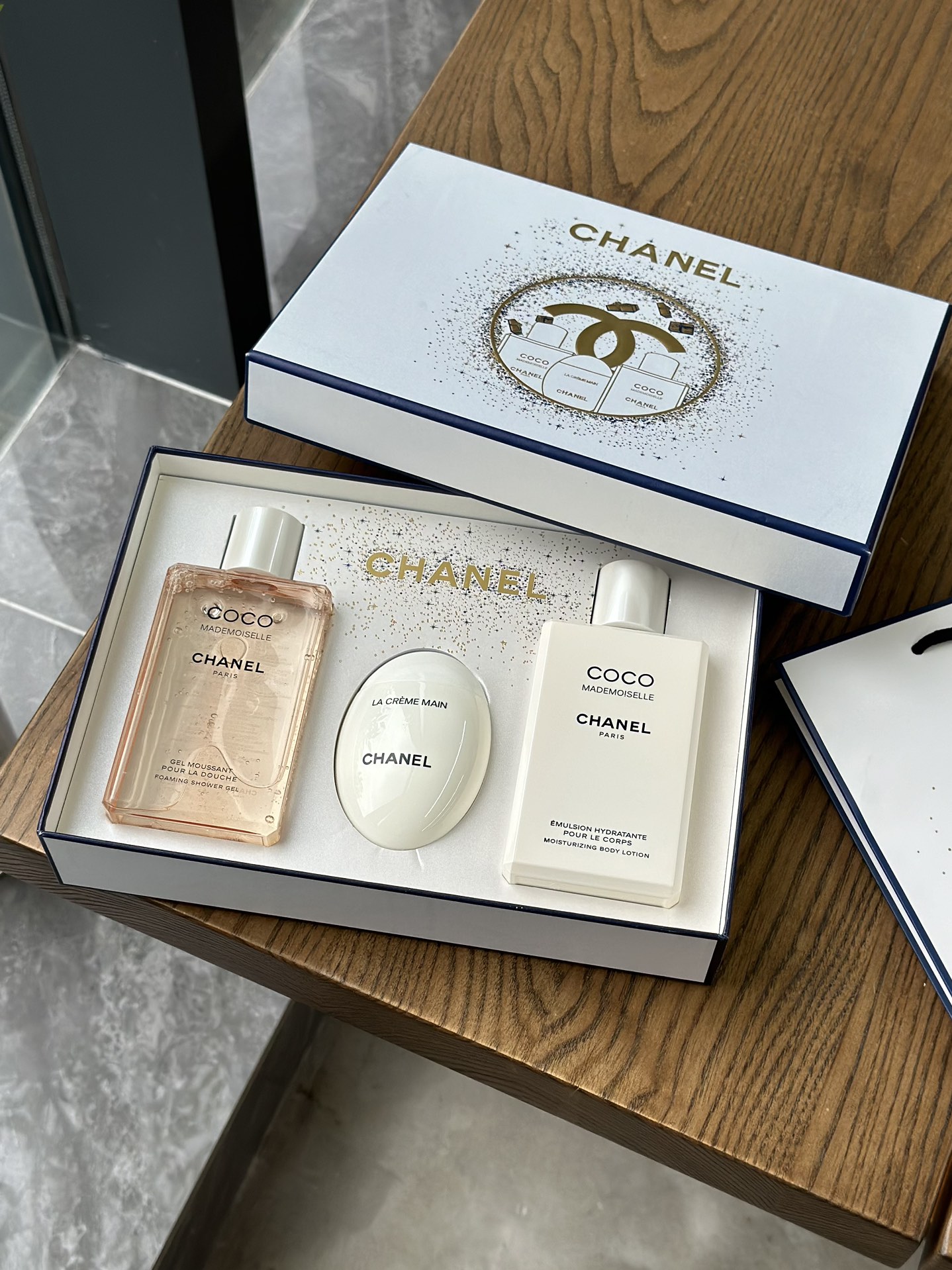 NO:810203,My favorite cleanser in winter comes from Chanel~ Coco Chanel Shower Gel and Body Lotion!  It tastes super sweet and girly!  After washing, I feel like I am the cutest and sweetest little fairy~ The body lotion makes my skin very moist!  It’s a good recommendation for friends who like sweet flavors to buy this one!  !  !  Classic CHANEL - Chanel White Goose Egg Hand Cream has a high-end camellia fragrance, which can stay fragrant even without perfume!  It has a refreshing ice cream texture and can be instantly absorbed by Liu Wen's cousin's 'pigeon egg' by simply applying it!  The bottle is compact and high-end in design, and uses the space capsule principle for vacuum packaging to ensure that everything squeezed out is fresh. It contains shea butter essence, which can soften old cuticles and make the skin on your hands soft and evenly bright. Use it once and you will fall in love with it. It is a must-have in a convenient bag!  !  !  !, toiletries, chanel, chanel19860909冬季最爱的洗护,来自Chanel～ Coco Chanel沐浴露身体乳！味道超甜超少女！洗完仿佛自己就是最可爱最甜的小仙女～身体乳上肤非常润！很好推开喜欢甜甜的味道的盆友们闭眼入这款！！！ 经典CHANEL——香奈儿白鹅蛋护手霜 高级的山茶花香,不喷香水也可以留香！清爽的冰激凌质地,简单涂抹就可以瞬间吸收刘雯大表姐的同款的“鸽子蛋”！瓶身设计小巧高级,采用太空舱原理真空包装,确保挤出的都新鲜蕴含乳木果油精粹可以软化老废角质、手部肌肤柔润均亮,使用一次就会爱上携带方便包中必备！！！!,洗护用品,chanel,chanel,accessory