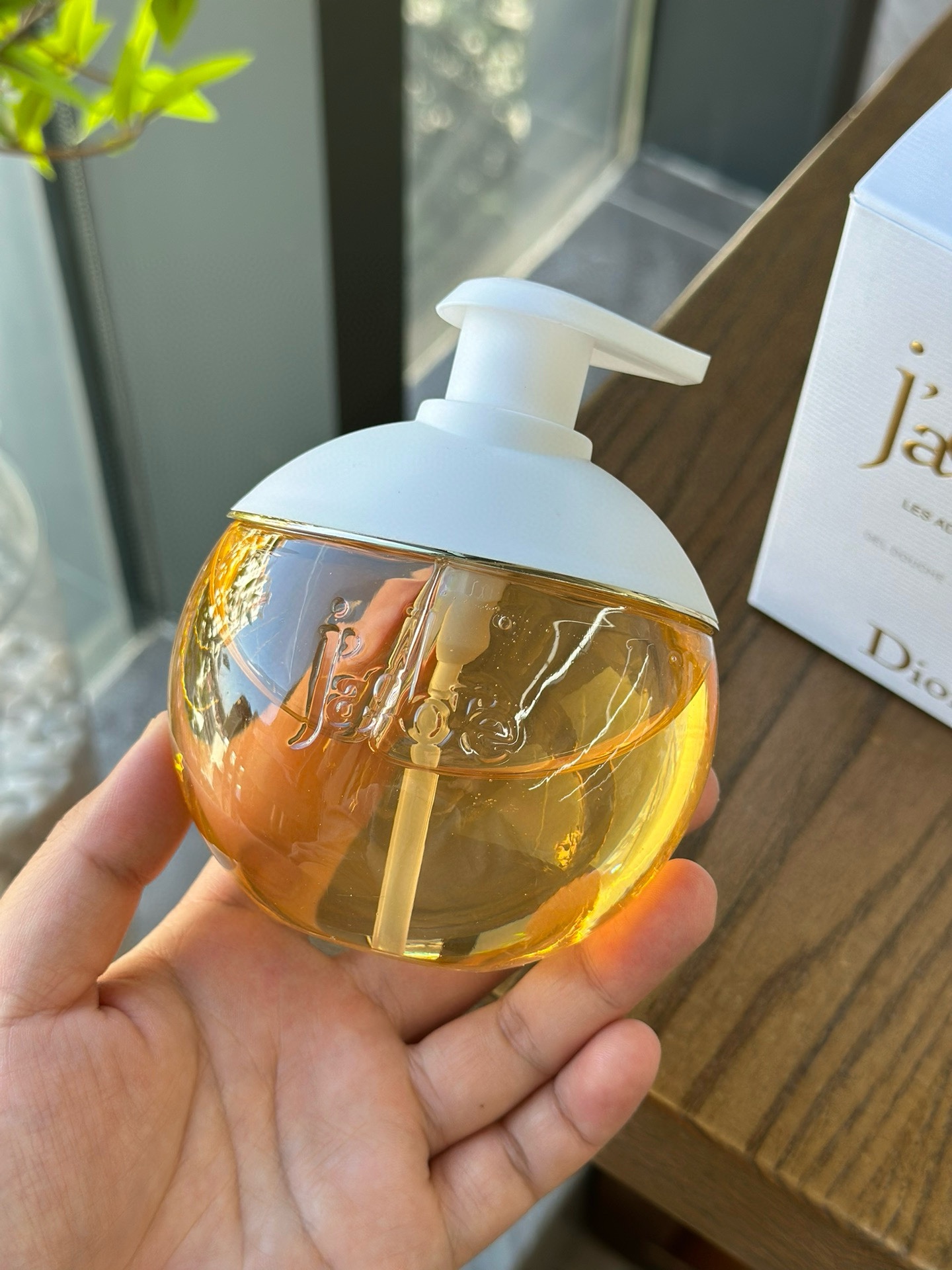 迪奥真我沐浴露的质地非常细腻,涂抹在身上瞬间就能被肌肤吸收,不会让你的肌肤感到油腻 2