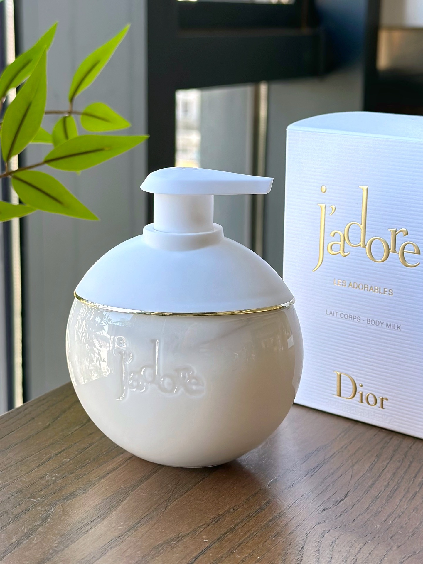 Dior J'adore Body Milk features a lightweight, silky texture that - Comprehensive