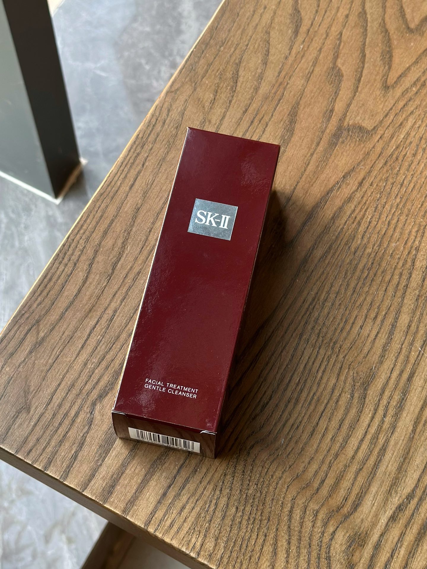 NO:809005,The SK-ll skin care cleanser/facial cleanser recommended by Haowusheng is here. It will quietly make your skin better. It can be gentle and strong at the same time. There are really not many times when makeup cannot be removed cleanly and there are residues. If you can’t wash your face clean, all subsequent skin care will be in vain. So sk2 is really worth buying!  The scent is a light rose fragrance, very fresh and natural~ How to use: After moisturizing your face, add water to make the foam dense. Apply circles on your forehead and chin from top to bottom, and clean the T-zone carefully!  sk2's mild amino acid facial cleanser, it doesn't feel slippery or tight after washing, and it still leaves you very clean!  , skin care products19860909好物一生推的SK—ll护肤洁面/洗面奶来啦会悄悄让你的皮肤变好的洗面奶哦 能做到温和的同时清洁力度又强的 真的不多了妆卸不干净有残留的时候 洗脸也洗不干净的话 后续的护肤也全都白费了 所以sk2 真的很值得入手！味道的是淡淡的玫瑰清香 很清新自然～ 使用方法脸部温润后 加水使泡沫绵密 双额和下巴处 由上至下画圈 仔细清洁T区！sk2温和型的氨基酸洗面奶,洗完不假滑、不紧绷还洗的很干净！,护肤品,accessory