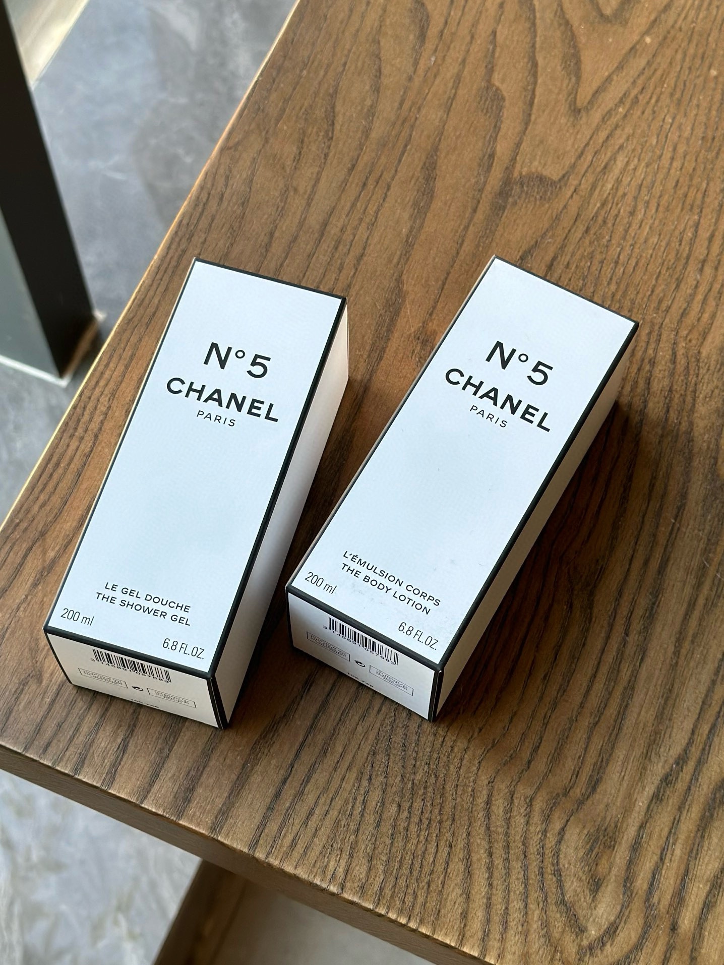 NO:809025,[Single price] Chanel No. 5 body care ~ French romantic sense of ritual. As a body care product in the No. 5 series, its good smell and ease of use are obvious to all. It does not need too much modification, but it has the atmosphere of an aristocratic lady. May rose, Grasse jasmine, ylang-ylang, ylang-ylang perfectly highlight the elegance, gentleness and charm of women~, toiletries, chanel19860909【单支价】 香奈儿5号身体护理～法式浪漫的仪式感 作为5号系列的身体护理产品,它的好闻好用都是有目共睹的,不需要过多的修饰,就自带贵族名媛的氛围感,五月玫瑰,格拉斯的茉莉,依兰,依兰把女性优雅气质、温柔迷人完美的烘托出来～,洗护用品,chanel,accessory