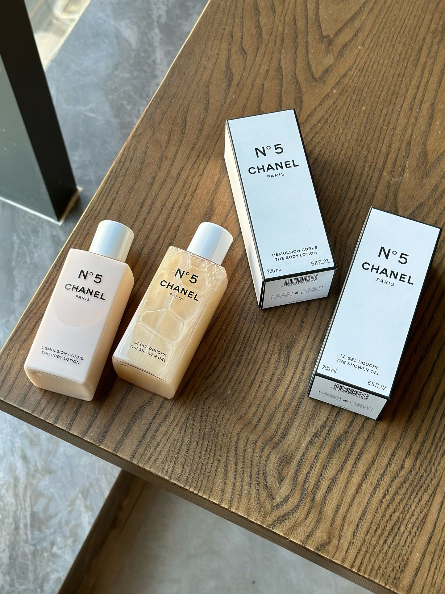 NO:809022,Just a little bit of No. 5 Shower Gel can create rich foam that is not slippery or dry. After washing, your skin will be soft and waxy, and the whole bathroom will be filled with fragrance, making you look forward to taking a bath every day.  No. 5 Body Lotion ml: A must-have secret weapon for careful women. It has a light cream texture, is moisturizing and non-sticky. It feels like it is absorbed into the skin in just one second after being applied. It is nourishing enough after absorption and makes the skin on the body bounce. When you sleep at night, the bed will be filled with a light fragrance, making it easy to fall asleep. This summer, start your French romance with Chanel No. 5. ~, toiletries, chanel198609095号沐浴露毫升一点点就能起丰富的泡沫不假滑不干涩,洗完皮肤软软糯糯的,一整个浴室都是香味萦绕,让你每天都在期待洗澡 5号身体乳毫升:女人小心机必备的秘密武器,轻盈的乳霜质地,滋润不粘腻,感觉抹上1秒就吸收进皮肤里了,吸收后却又足够滋养,感觉身体肌肤都嘭嘭弹弹起来～晚上睡觉,被窝都弥漫着淡淡香气,很好入睡噢这个夏天和香奈儿5号一起开启你的法式浪漫吧～,洗护用品,chanel,accessory