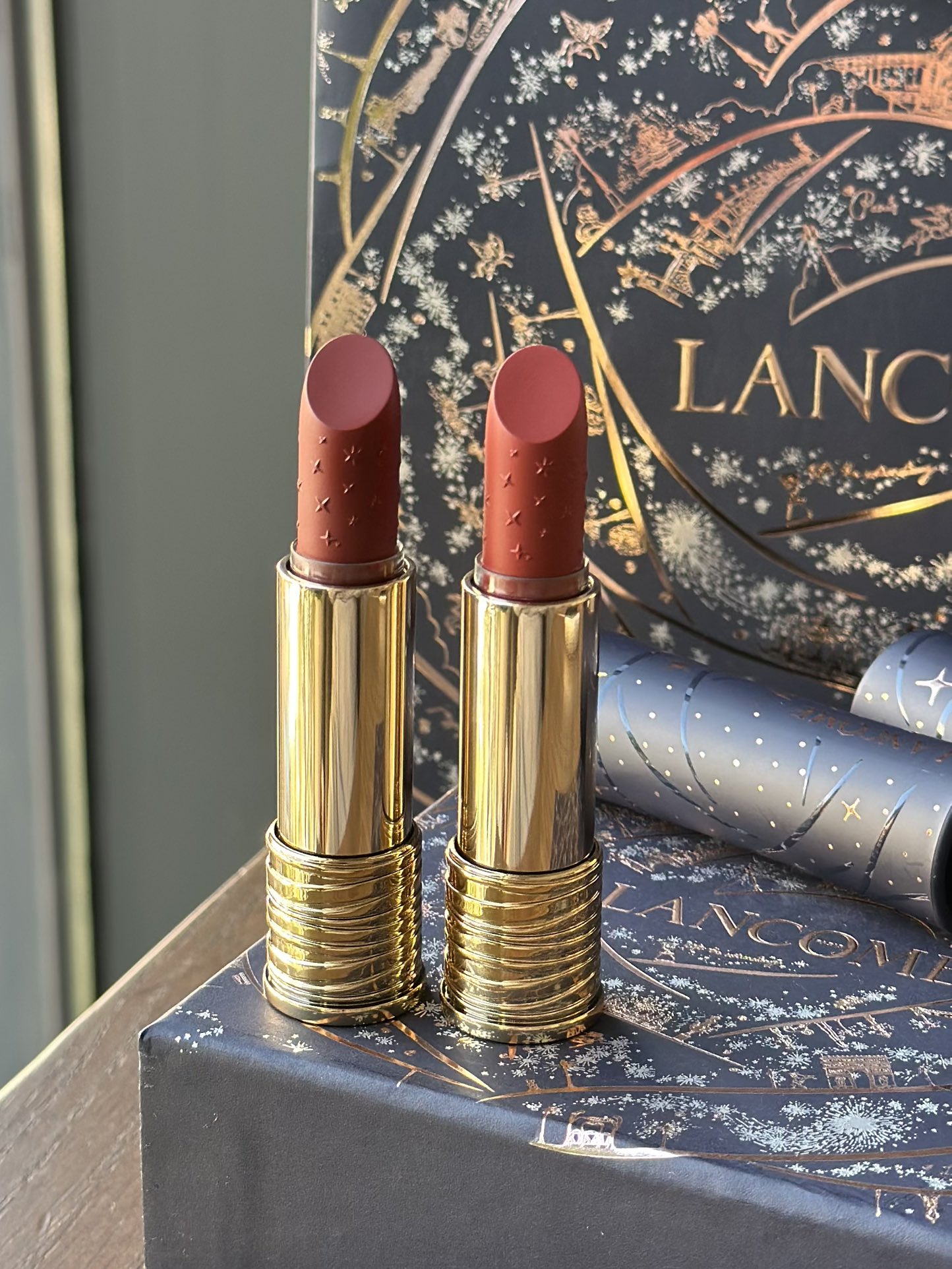 NO:808980,Classic must-have #196 Cinnabar Orange. Rich and mellow cinnabar orange, like maple leaves under the warm winter sun, bright and fiery. Matte matte texture, full of high-end feeling, whitening without being picky. Whether it is daily outing or holiday party, it can be easily controlled, instantly lighting up the entire makeup, becoming the focus of the crowd. Temperament Choice #296 Addictive Red  Addictive red is just like the most mysterious red tone in the night sky. It has a unique velvet texture, smooth and delicate, and evenly colored. Thin application is elegant and intellectual, thick application is full of aura, rich and unobtrusive, showing female charm and confidence. It is an excellent match for the workplace and dinner., lipstick, lip glaze, lipstick19860909经典必入#196 朱砂橘 浓郁醇厚的朱砂橘,如冬日暖阳下的枫叶,明艳而炽热.雾面哑光质地,高级感十足,显白不挑皮,无论是日常出街还是节日派对,都能轻松驾驭,瞬间点亮整个妆容,成为人群焦点. 气质之选#296 上瘾红 上瘾红,恰似夜空中最神秘的一抹红调,独特的丝绒质地,柔滑细腻,上色均匀.薄涂优雅知性,厚涂气场全开,浓郁而不张扬,尽显女性魅力与自信,是职场与晚宴的绝佳搭配.,口红.唇釉.唇膏,accessory