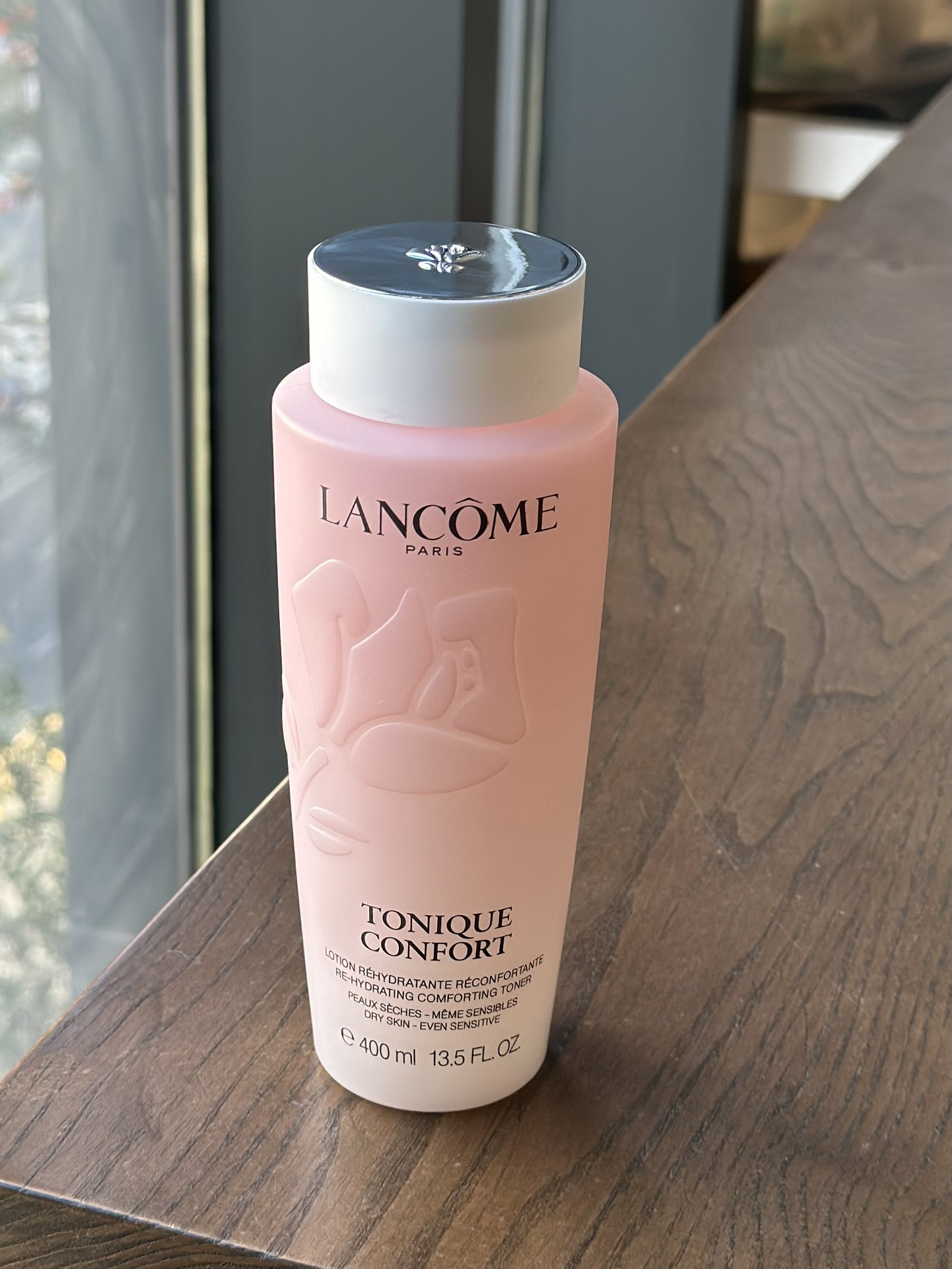 NO:809116,Lancôme's new version of Softening Powder Water 400ml 0 added alcohol, suitable for sensitive skin. The formula is 97% natural, high-purity hyaluronic acid/squalane/mallow extract, which further improves moisturizing and soothes redness, and can be applied wetly!  The biggest feeling is that it is really more moisturizing, and the skin feels much thicker than the old version!  This appearance alone is a winner!  After this upgrade, the moisturizing power is better, and wet compresses can maintain skin moisture. The new large powder water has been upgraded with 0 added alcohol and 97 natural plant extract ingredients, making it gentler and safer to use!  Sensitive skin can be used with confidence!  !  !  , skin care products19860909兰蔻新版柔肤大粉水400ml 0添加酒精,适合敏感肌肤. 配方97天然,高纯度透明质酸/角鲨烷/欧锦葵精粹,更加提升保湿度舒缓褪红,可以湿敷！最大的感觉就是真的更加保湿了,肤感上比老版本稠很多！ 光这颜值就赢麻了！这次升级后保湿力更好,湿敷能维持皮肤水润度,全新大粉水升级之后0添加酒精,97天然植萃成分,用起来更温和更安心！敏肌可以放心用啦！！！,护肤品,accessory