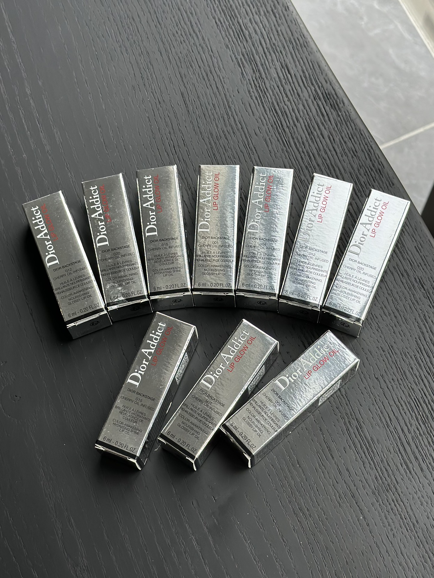 NO:809157,The same lip oil as Zhang Yuanying is here. Sisters who want to have the same pouty lips as Zhang Yuanying!  !  Be sure to buy a lip oil that won’t smear your lips first!  !  !  Adding it can save you who don’t like matte lipstick!  !  !  It’s also great when layered on top of lipstick!  !  !  The new Dior color-changing lip balm has excellent moisturizing and moisturizing properties. It is rich in a variety of natural oils and moisturizing ingredients such as vitamin E. These ingredients can quickly penetrate the lip skin and provide long-lasting moisture and nourishment to the lips. After use, the lip skin will become more hydrated and soft, effectively improving problems such as dry lips and peeling lips. At the same time, it can also form a thin protective film on the lips to help resist the damage of the external environment and maintain the health of the lip skin. Warm reminder: Apply with a cotton swab at the end.  Otherwise, the color will easily deteriorate when inserted into the tube body!  , lipstick. lip glaze. lipstick, dior19860909张元英同款唇油来啦 想要拥有张元英同款嘟嘟唇的姐妹！！ 一定要先入一款不糊嘴的唇油！！！ 入它可以拯救不喜欢的哑光口红的你！！！ 叠加在口红上也是超绝的！！！ 新款迪奥变色润唇油的滋润保湿性非常出色.它富含多种天然油脂和维生素E等滋润成分,这些成分能够迅速渗透唇部肌肤,为双唇提供持久的水分滋养.使用后,唇部肌肤会变得更加水润、柔软,有效改善唇部干燥、起皮等问题.同时,它还能在唇部形成一层轻薄的保护膜,帮助抵御外界环境的侵害,保持唇部肌肤的健康状态. 温馨提示最后叠加用棉签涂 否则插入管体内混色容易变质！,口红.唇釉.唇膏,dior,accessory