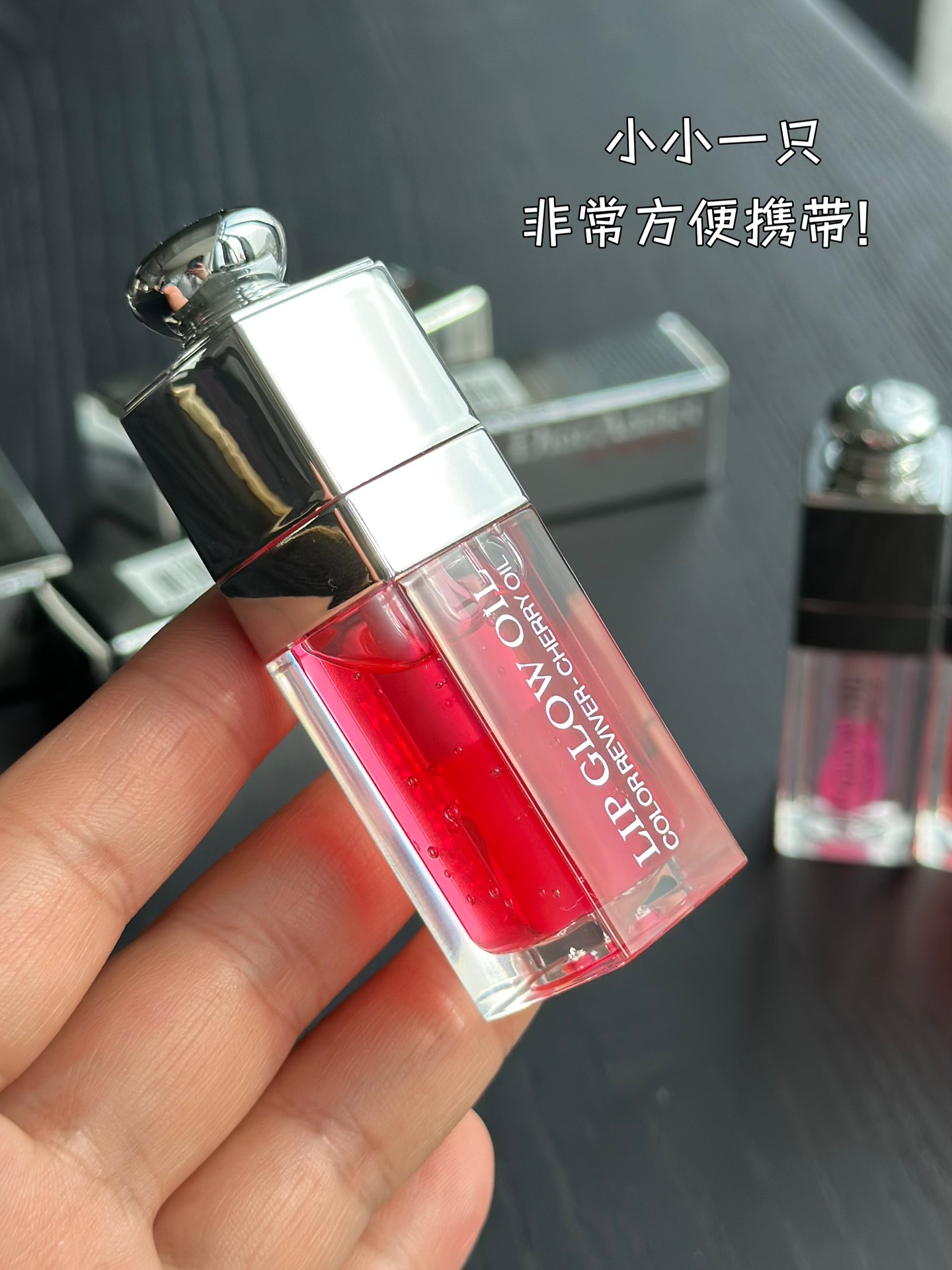 NO:809153,Zoom in on the details. The texture of the new Dior color-changing lip balm is light and non-greasy, and it is very comfortable to use. It can easily apply an even lip makeup effect without putting any burden on the lips. At the same time, its touch is also very delicate, and it fits the lips like a second layer of skin, making people feel an unprecedented comfortable experience., lipstick, lip glaze, lipstick, dior19860909细节放大看 新款迪奥变色润唇油的质地轻盈不油腻,使用起来非常舒适.它能够轻松涂抹出均匀的唇妆效果,不会给嘴唇带来任何负担.同时,其触感也非常细腻,仿佛第二层肌肤般贴合在唇部,让人感受到前所未有的舒适体验.,口红.唇釉.唇膏,dior,accessory