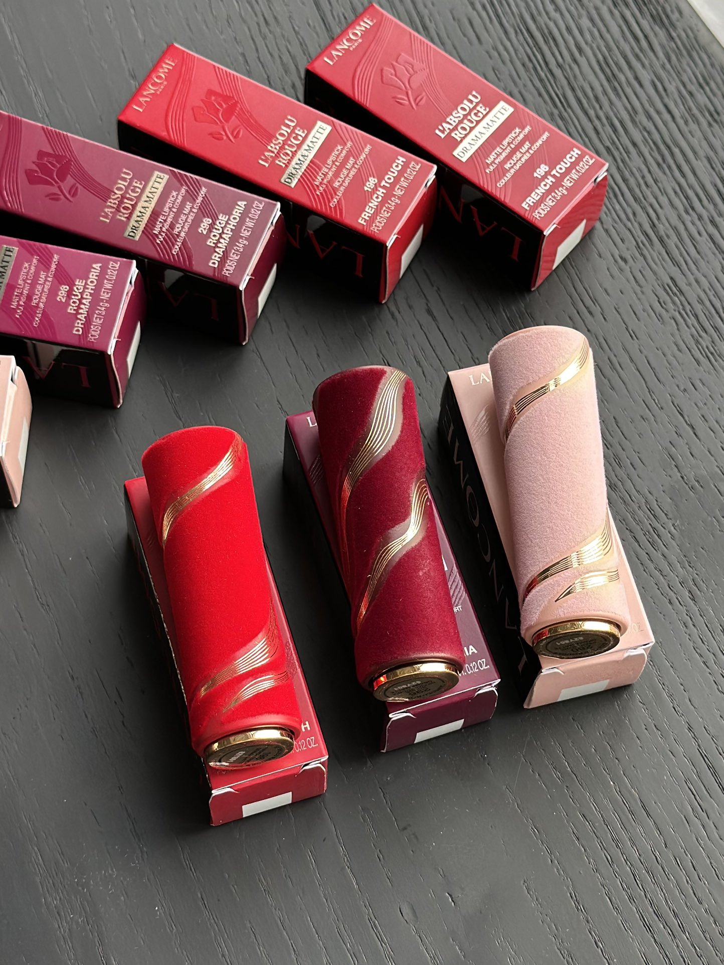 NO:809161,The new product design is awesome!  !  !  Velvet tube with gilt stripes~ and streamlined embossed paste!  !  !  Elegant and romantic, high-end and exquisite gilt lines~ the whole thing is a work of art!  !  !  High-end and textured, as silky as brownie, rich and colorful!  Lancôme, you guys really understand romance. This lipstick is perfect as a gift!  !  !  , lipstick. lip glaze. lipstick, thom browne19860909新品设计就是牛啊！！！ 丝绒管身搭配鎏金条纹～ 配上流线压纹的膏体！！！ 优雅又浪漫的高级感精致的鎏金线条～ 整个就是一艺术品！！！ 高级有质感,布朗尼一样的丝滑质地,浓郁又显色！ 兰蔻你小子属实把浪漫玩明白了 这款口红当作礼物也太拿得出手了吧！！！,口红.唇釉.唇膏,thom browne,accessory